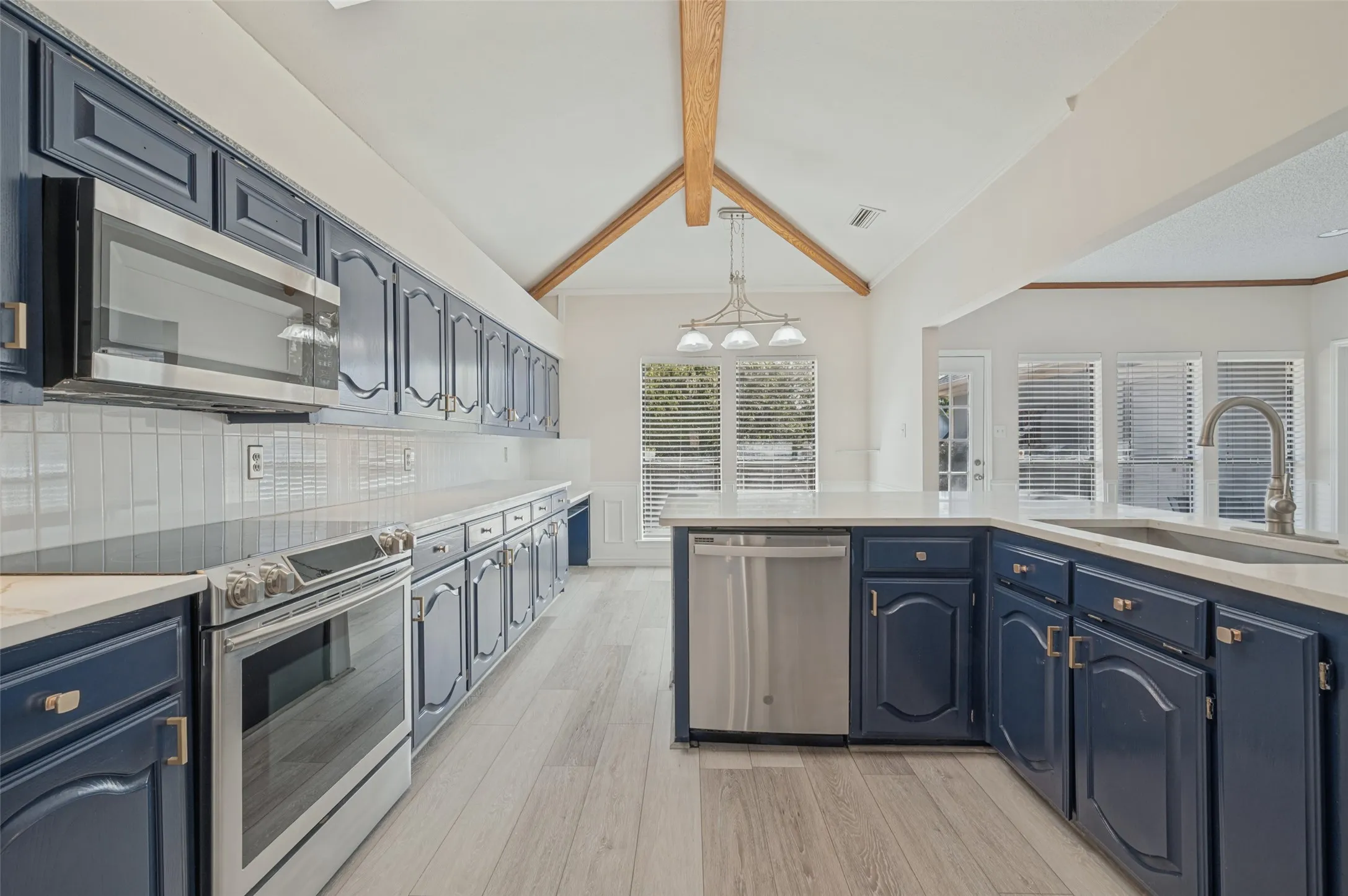 Single Family Residence For Sale in Denton County , 1404 Chesterfield Drive, Carrollton, Texas 75007, 4 Bedroom, 2 Bathroom, 2 Garage spaces, 2,132 Sqft, built in 1985, mls#21388578, Real Estate Agent in Carrollton, Homes For Sale in Denton county, Homes For Sale in Carrollton, Realtor in Carrollton Texas, Real Estate Brokerage Independent Realty Texas, Luminita Cordes Realtor