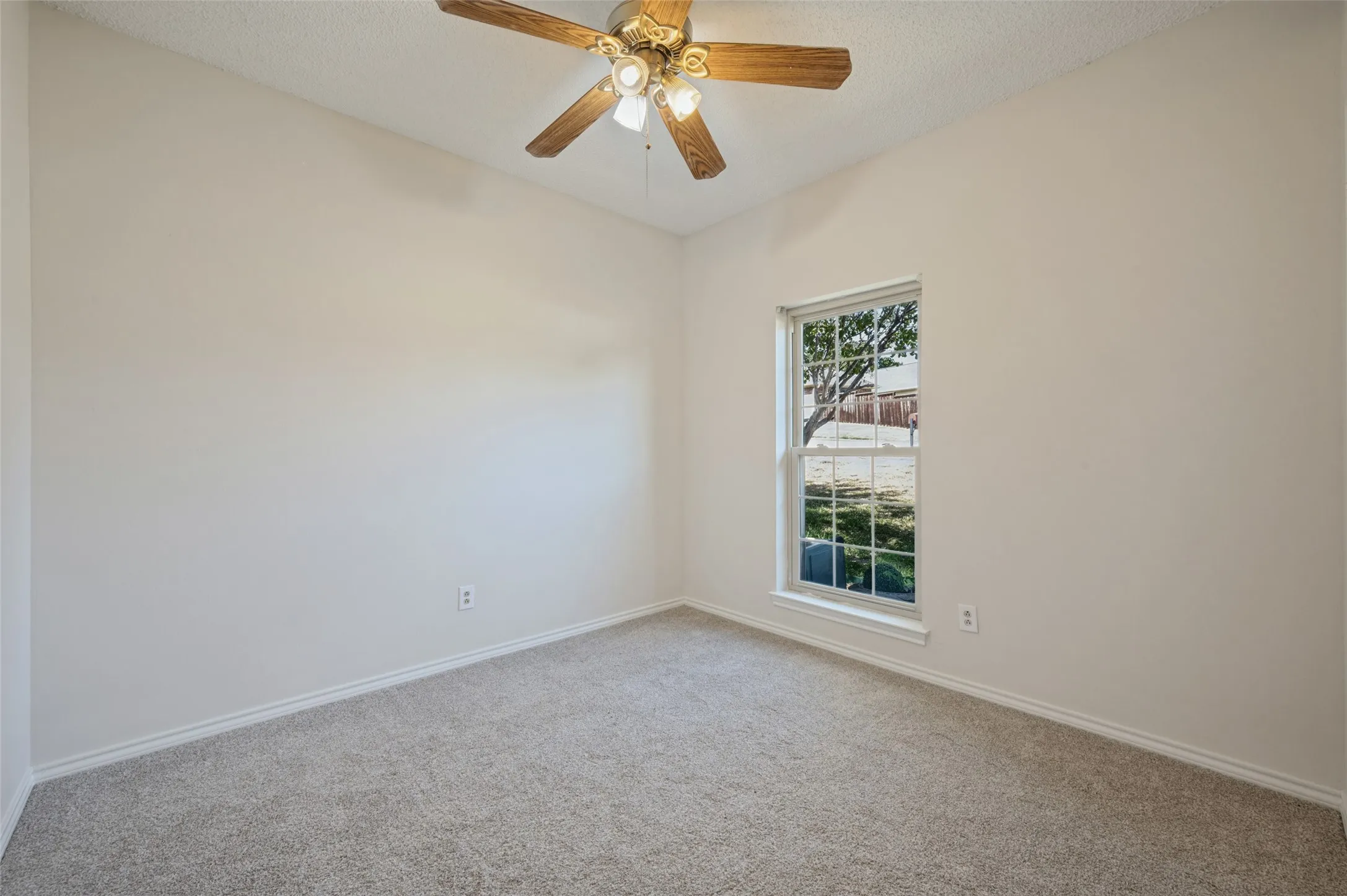 Single Family Residence For Sale in Denton County , 1404 Chesterfield Drive, Carrollton, Texas 75007, 4 Bedroom, 2 Bathroom, 2 Garage spaces, 2,132 Sqft, built in 1985, mls#21388578, Real Estate Agent in Carrollton, Homes For Sale in Denton county, Homes For Sale in Carrollton, Realtor in Carrollton Texas, Real Estate Brokerage Independent Realty Texas, Luminita Cordes Realtor