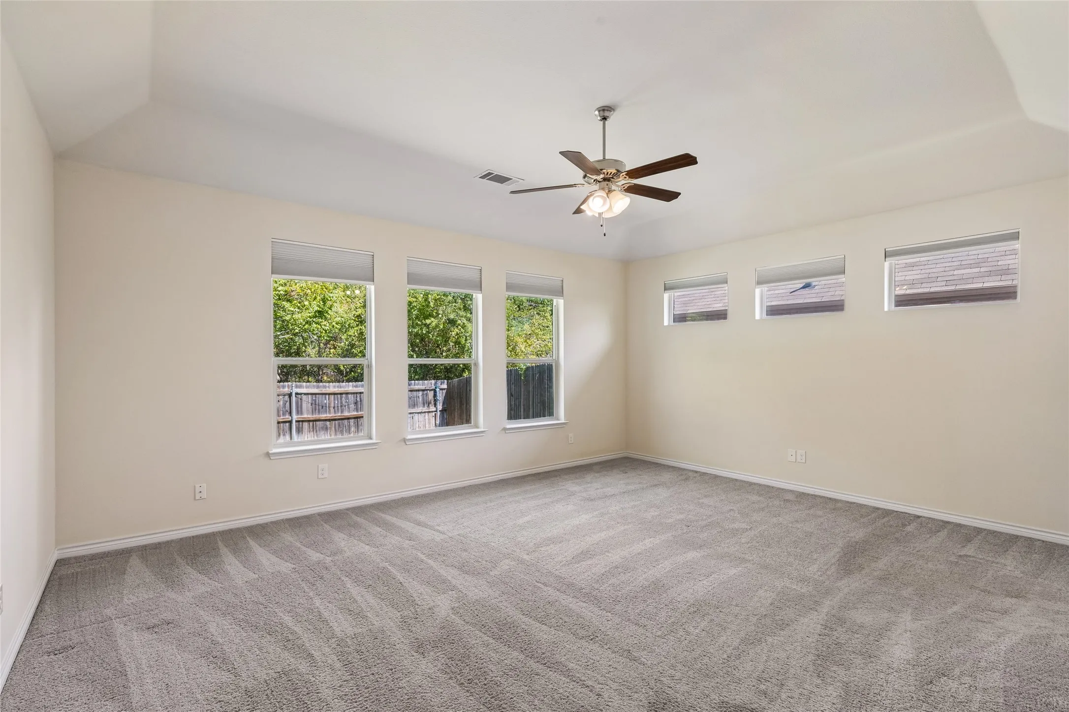 Single Family Residence For Sale in Tarrant County , 3907 Gentle Breeze Court, Arlington, Texas 76017, 3 Bedroom, 3 Bathroom, 2 Garage spaces, 2,654 Sqft, built in 2016, mls#21387865, Real Estate Agent in Arlington, Homes For Sale in Tarrant county, Homes For Sale in Arlington, Realtor in Arlington Texas, Real Estate Brokerage Independent Realty Texas, Luminita Cordes Realtor