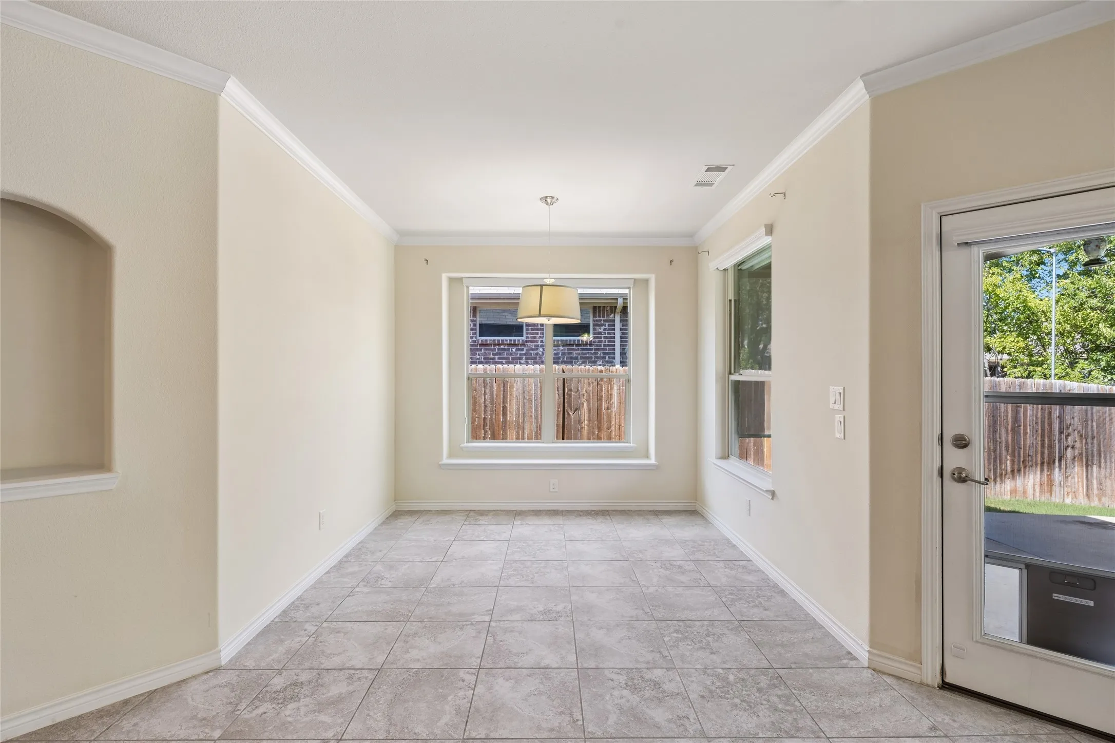 Single Family Residence For Sale in Tarrant County , 3907 Gentle Breeze Court, Arlington, Texas 76017, 3 Bedroom, 3 Bathroom, 2 Garage spaces, 2,654 Sqft, built in 2016, mls#21387865, Real Estate Agent in Arlington, Homes For Sale in Tarrant county, Homes For Sale in Arlington, Realtor in Arlington Texas, Real Estate Brokerage Independent Realty Texas, Luminita Cordes Realtor