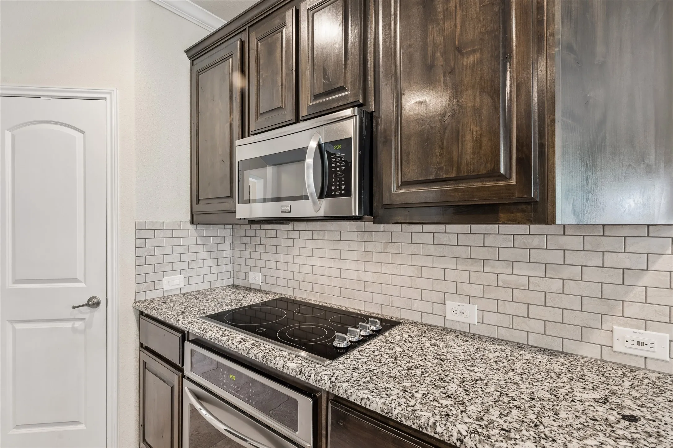 Single Family Residence For Sale in Tarrant County , 3907 Gentle Breeze Court, Arlington, Texas 76017, 3 Bedroom, 3 Bathroom, 2 Garage spaces, 2,654 Sqft, built in 2016, mls#21387865, Real Estate Agent in Arlington, Homes For Sale in Tarrant county, Homes For Sale in Arlington, Realtor in Arlington Texas, Real Estate Brokerage Independent Realty Texas, Luminita Cordes Realtor