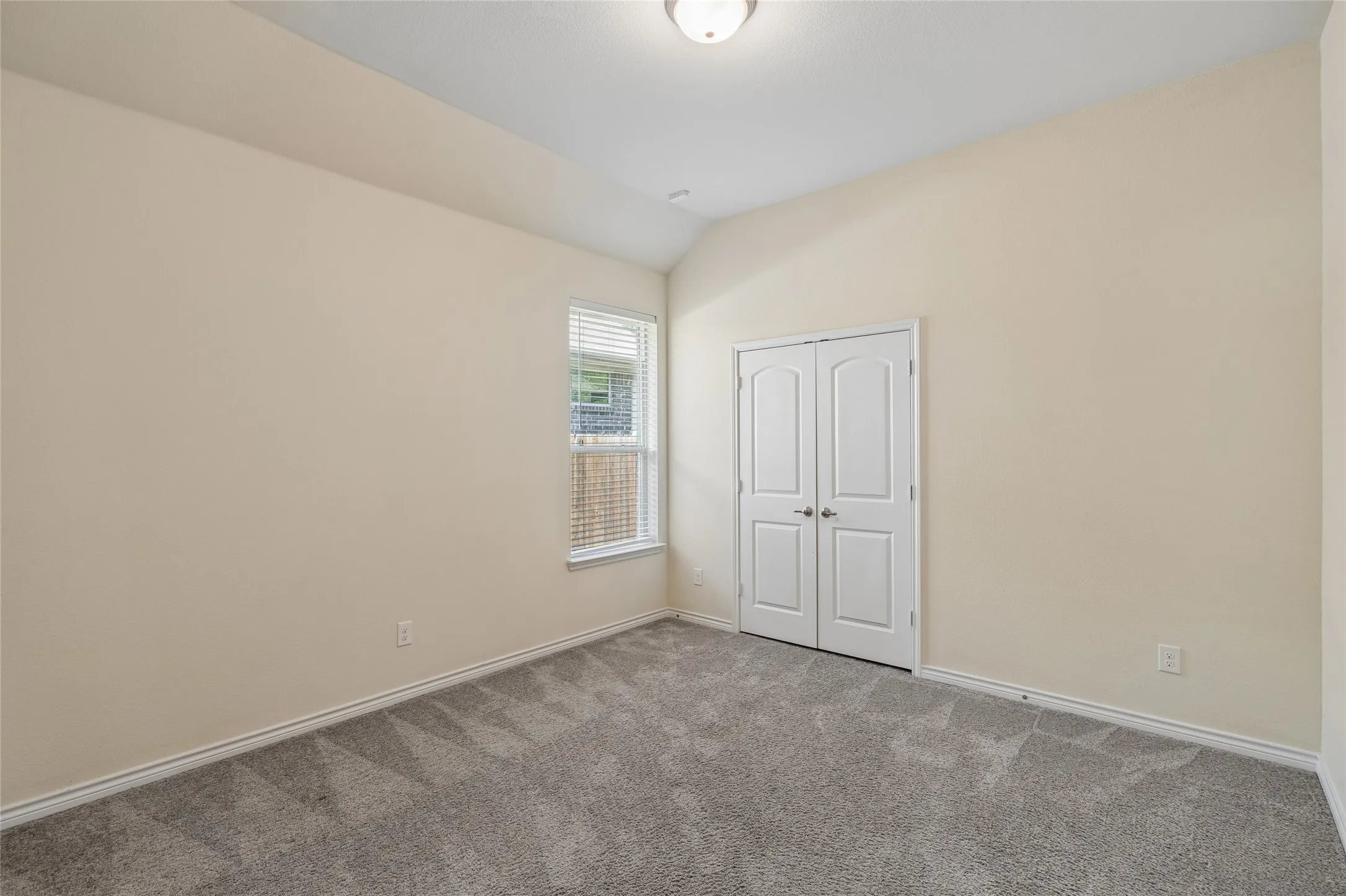 Single Family Residence For Sale in Tarrant County , 3907 Gentle Breeze Court, Arlington, Texas 76017, 3 Bedroom, 3 Bathroom, 2 Garage spaces, 2,654 Sqft, built in 2016, mls#21387865, Real Estate Agent in Arlington, Homes For Sale in Tarrant county, Homes For Sale in Arlington, Realtor in Arlington Texas, Real Estate Brokerage Independent Realty Texas, Luminita Cordes Realtor