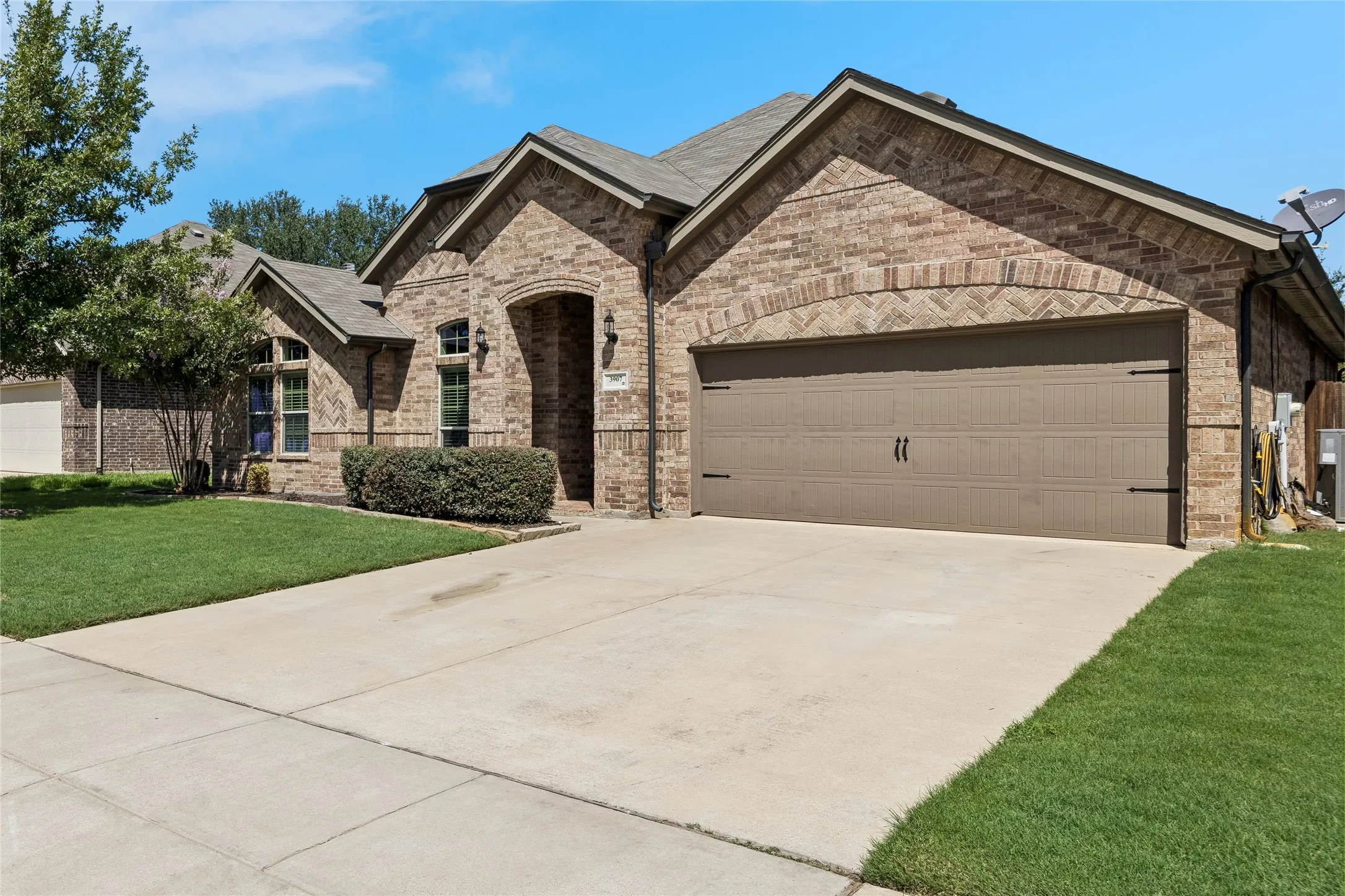 Single Family Residence For Sale in Tarrant County , 3907 Gentle Breeze Court, Arlington, Texas 76017, 3 Bedroom, 3 Bathroom, 2 Garage spaces, 2,654 Sqft, built in 2016, mls#21387865, Real Estate Agent in Arlington, Homes For Sale in Tarrant county, Homes For Sale in Arlington, Realtor in Arlington Texas, Real Estate Brokerage Independent Realty Texas, Luminita Cordes Realtor