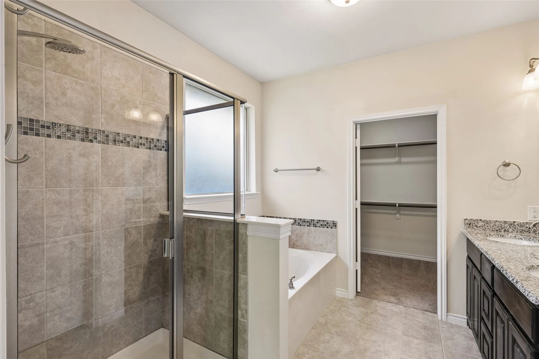 Single Family Residence For Sale in Tarrant County , 3907 Gentle Breeze Court, Arlington, Texas 76017, 3 Bedroom, 3 Bathroom, 2 Garage spaces, 2,654 Sqft, built in 2016, mls#21387865, Real Estate Agent in Arlington, Homes For Sale in Tarrant county, Homes For Sale in Arlington, Realtor in Arlington Texas, Real Estate Brokerage Independent Realty Texas, Luminita Cordes Realtor