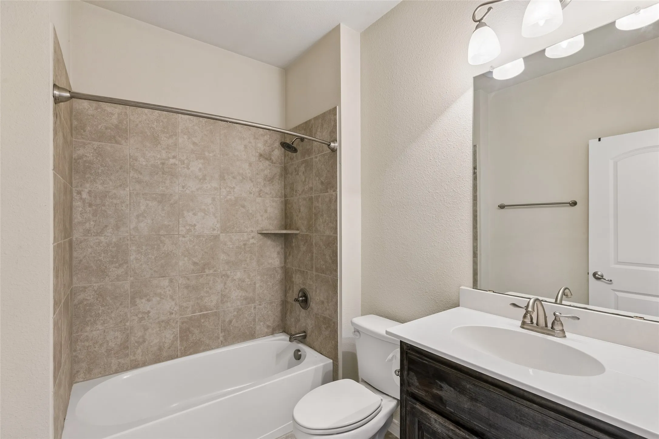 Single Family Residence For Sale in Tarrant County , 3907 Gentle Breeze Court, Arlington, Texas 76017, 3 Bedroom, 3 Bathroom, 2 Garage spaces, 2,654 Sqft, built in 2016, mls#21387865, Real Estate Agent in Arlington, Homes For Sale in Tarrant county, Homes For Sale in Arlington, Realtor in Arlington Texas, Real Estate Brokerage Independent Realty Texas, Luminita Cordes Realtor