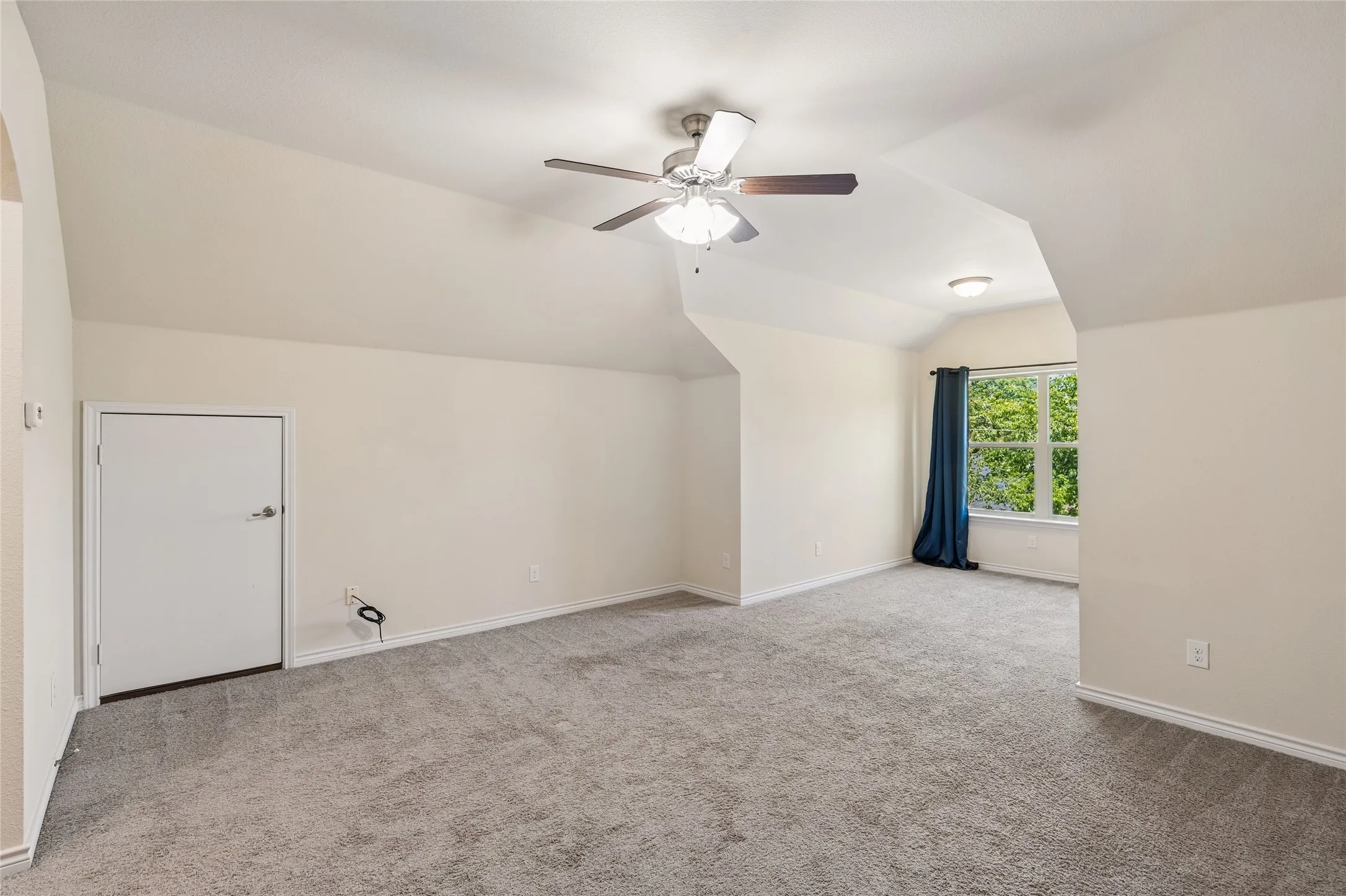 Single Family Residence For Sale in Tarrant County , 3907 Gentle Breeze Court, Arlington, Texas 76017, 3 Bedroom, 3 Bathroom, 2 Garage spaces, 2,654 Sqft, built in 2016, mls#21387865, Real Estate Agent in Arlington, Homes For Sale in Tarrant county, Homes For Sale in Arlington, Realtor in Arlington Texas, Real Estate Brokerage Independent Realty Texas, Luminita Cordes Realtor
