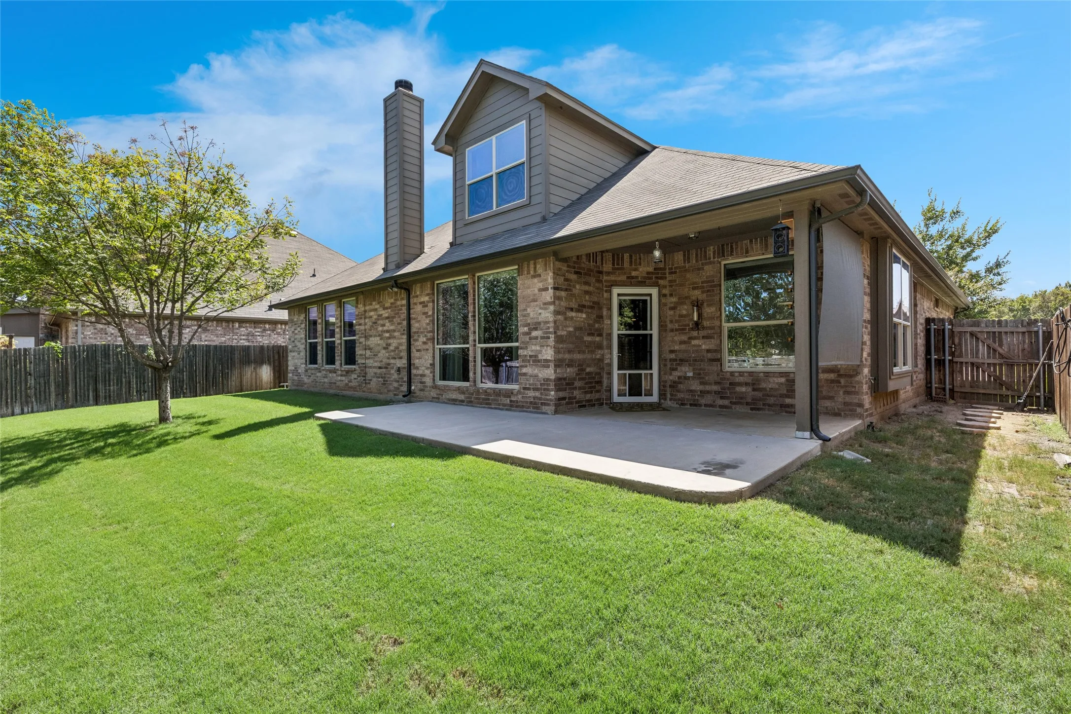 Single Family Residence For Sale in Tarrant County , 3907 Gentle Breeze Court, Arlington, Texas 76017, 3 Bedroom, 3 Bathroom, 2 Garage spaces, 2,654 Sqft, built in 2016, mls#21387865, Real Estate Agent in Arlington, Homes For Sale in Tarrant county, Homes For Sale in Arlington, Realtor in Arlington Texas, Real Estate Brokerage Independent Realty Texas, Luminita Cordes Realtor