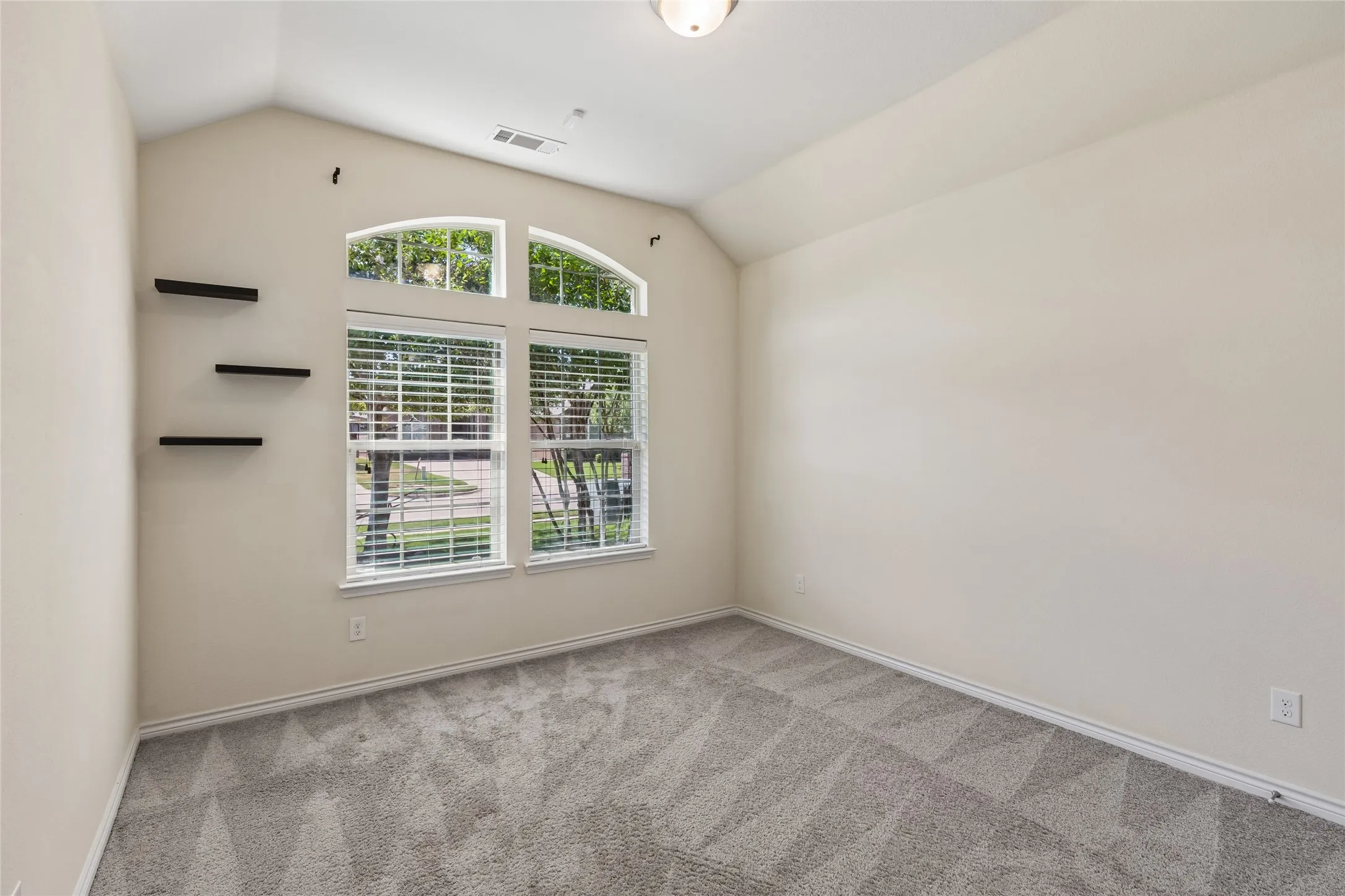 Single Family Residence For Sale in Tarrant County , 3907 Gentle Breeze Court, Arlington, Texas 76017, 3 Bedroom, 3 Bathroom, 2 Garage spaces, 2,654 Sqft, built in 2016, mls#21387865, Real Estate Agent in Arlington, Homes For Sale in Tarrant county, Homes For Sale in Arlington, Realtor in Arlington Texas, Real Estate Brokerage Independent Realty Texas, Luminita Cordes Realtor