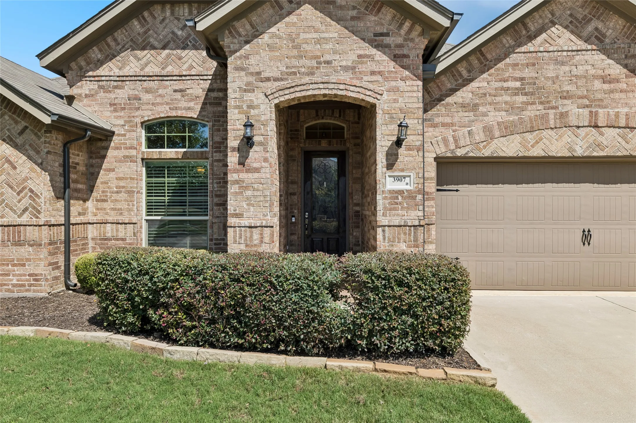 Single Family Residence For Sale in Tarrant County , 3907 Gentle Breeze Court, Arlington, Texas 76017, 3 Bedroom, 3 Bathroom, 2 Garage spaces, 2,654 Sqft, built in 2016, mls#21387865, Real Estate Agent in Arlington, Homes For Sale in Tarrant county, Homes For Sale in Arlington, Realtor in Arlington Texas, Real Estate Brokerage Independent Realty Texas, Luminita Cordes Realtor
