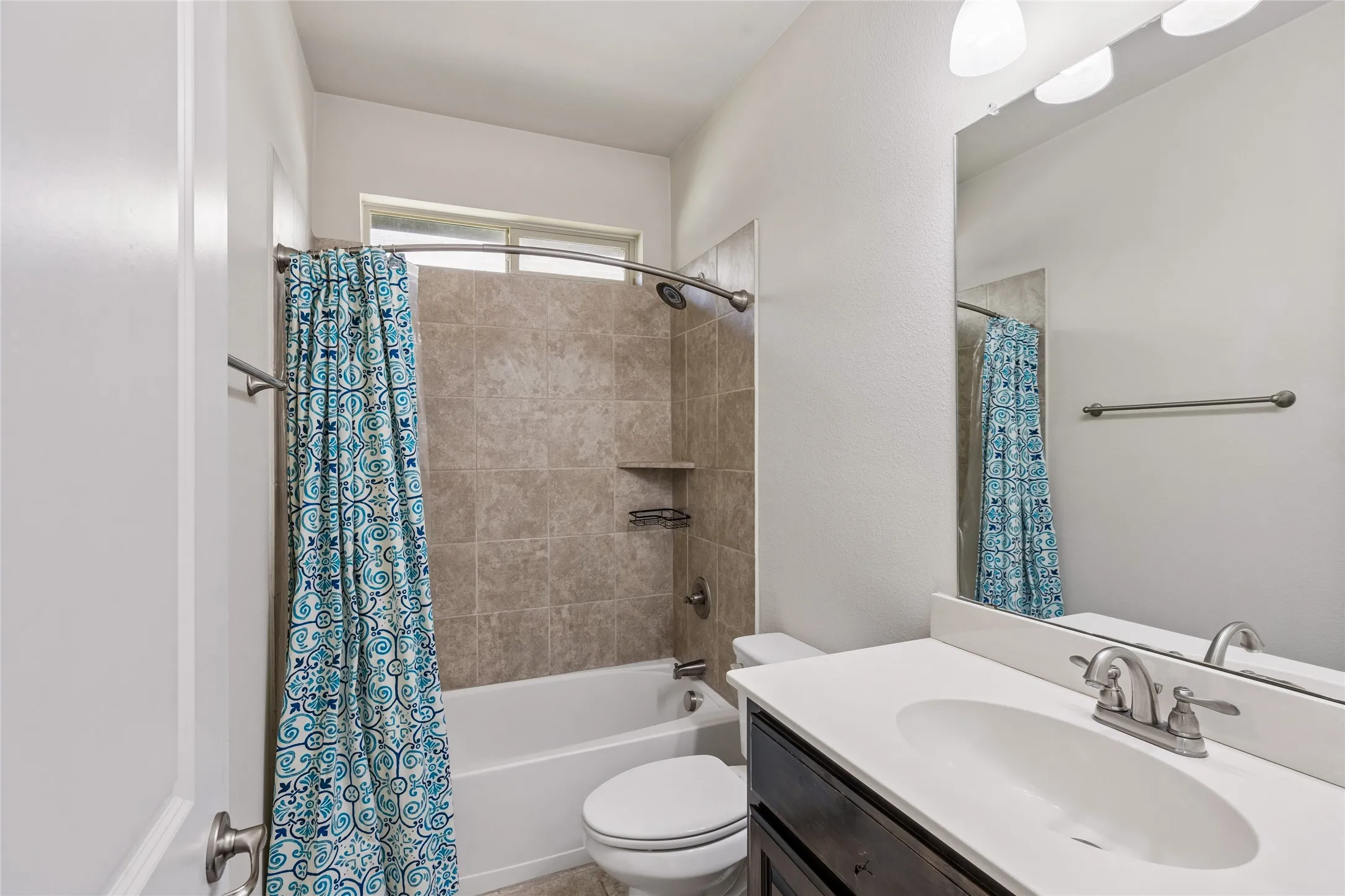 Single Family Residence For Sale in Tarrant County , 3907 Gentle Breeze Court, Arlington, Texas 76017, 3 Bedroom, 3 Bathroom, 2 Garage spaces, 2,654 Sqft, built in 2016, mls#21387865, Real Estate Agent in Arlington, Homes For Sale in Tarrant county, Homes For Sale in Arlington, Realtor in Arlington Texas, Real Estate Brokerage Independent Realty Texas, Luminita Cordes Realtor