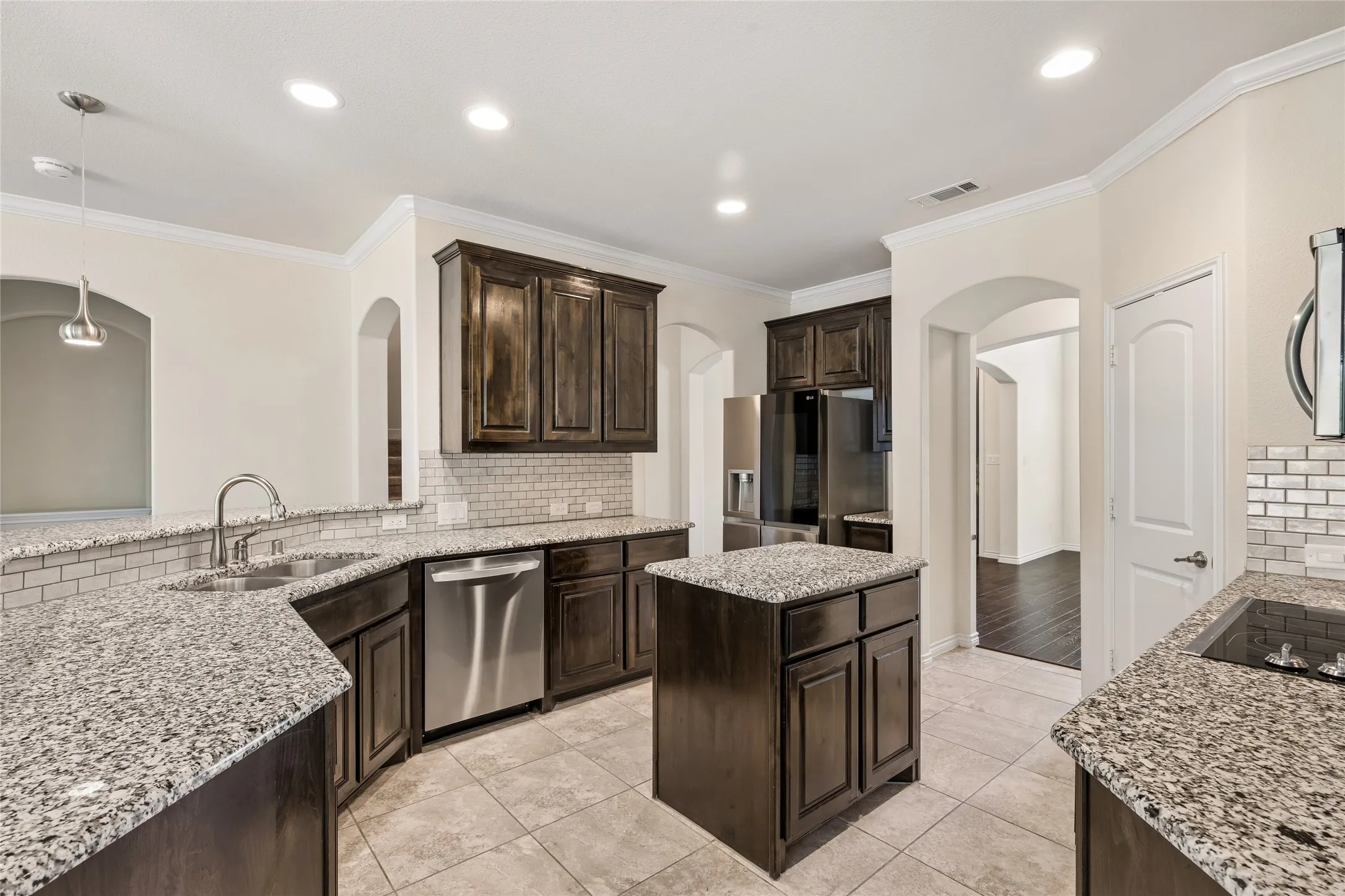 Single Family Residence For Sale in Tarrant County , 3907 Gentle Breeze Court, Arlington, Texas 76017, 3 Bedroom, 3 Bathroom, 2 Garage spaces, 2,654 Sqft, built in 2016, mls#21387865, Real Estate Agent in Arlington, Homes For Sale in Tarrant county, Homes For Sale in Arlington, Realtor in Arlington Texas, Real Estate Brokerage Independent Realty Texas, Luminita Cordes Realtor