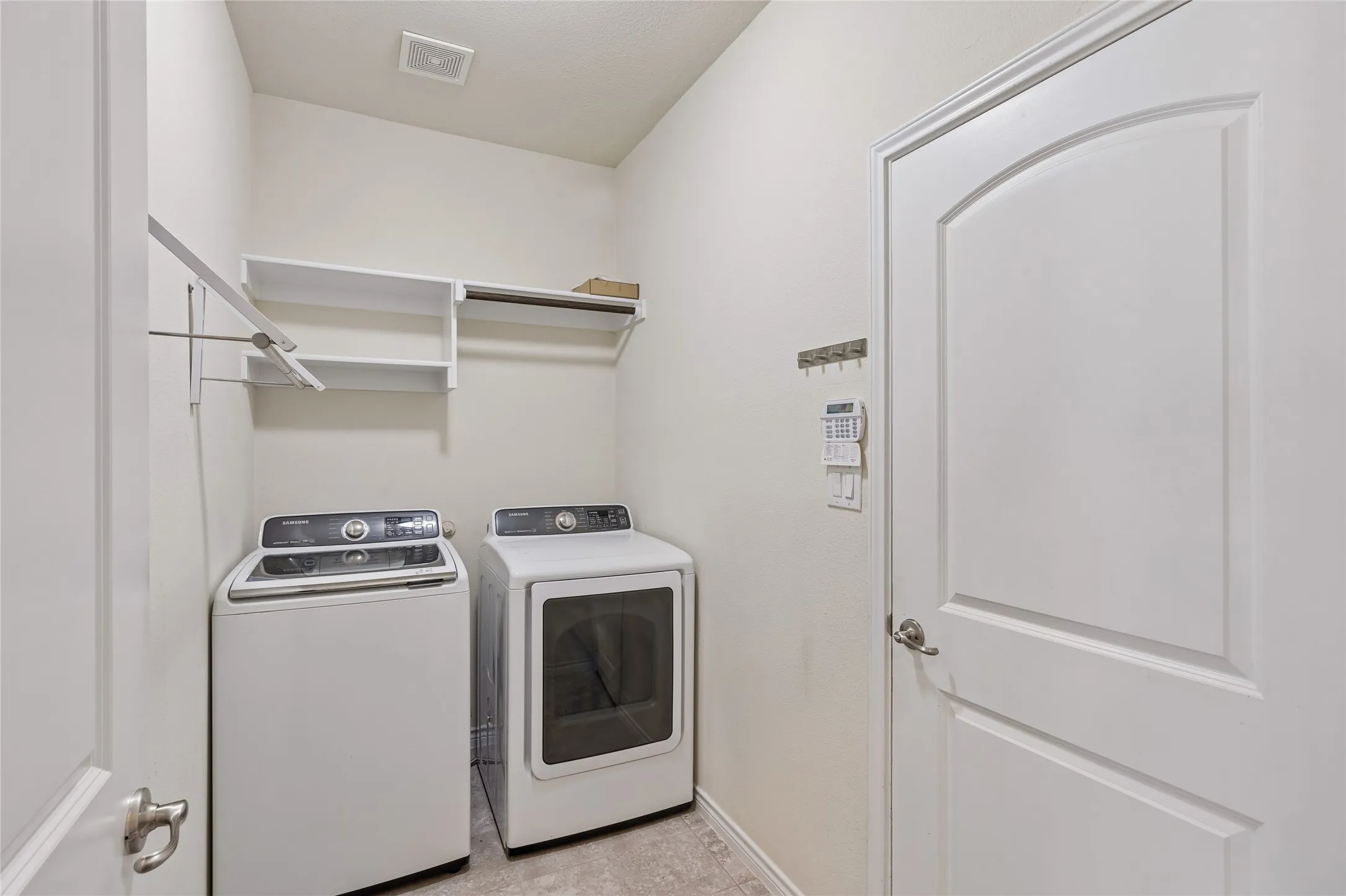 Single Family Residence For Sale in Tarrant County , 3907 Gentle Breeze Court, Arlington, Texas 76017, 3 Bedroom, 3 Bathroom, 2 Garage spaces, 2,654 Sqft, built in 2016, mls#21387865, Real Estate Agent in Arlington, Homes For Sale in Tarrant county, Homes For Sale in Arlington, Realtor in Arlington Texas, Real Estate Brokerage Independent Realty Texas, Luminita Cordes Realtor