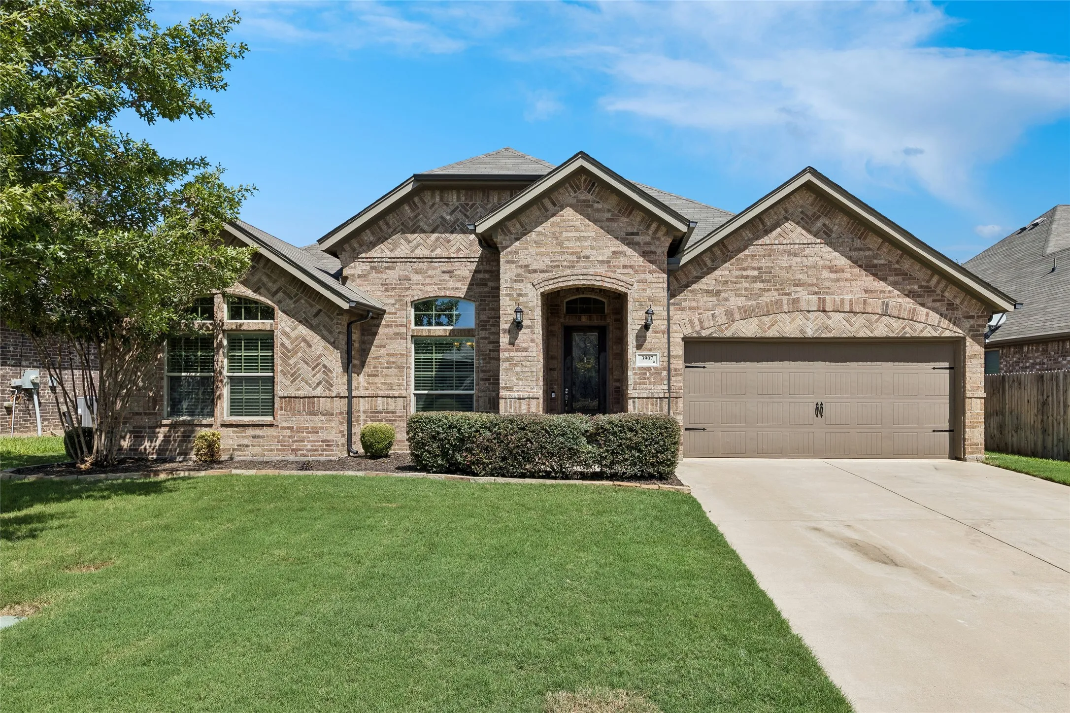 Single Family Residence For Sale in Tarrant County , 3907 Gentle Breeze Court, Arlington, Texas 76017, 3 Bedroom, 3 Bathroom, 2 Garage spaces, 2,654 Sqft, built in 2016, mls#21387865, Real Estate Agent in Arlington, Homes For Sale in Tarrant county, Homes For Sale in Arlington, Realtor in Arlington Texas, Real Estate Brokerage Independent Realty Texas, Luminita Cordes Realtor