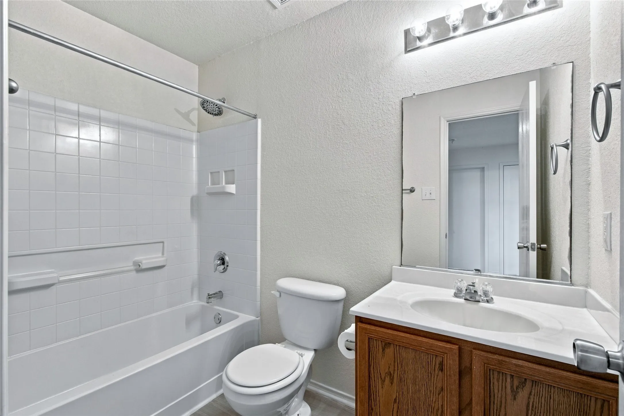 Full guest Bathroom