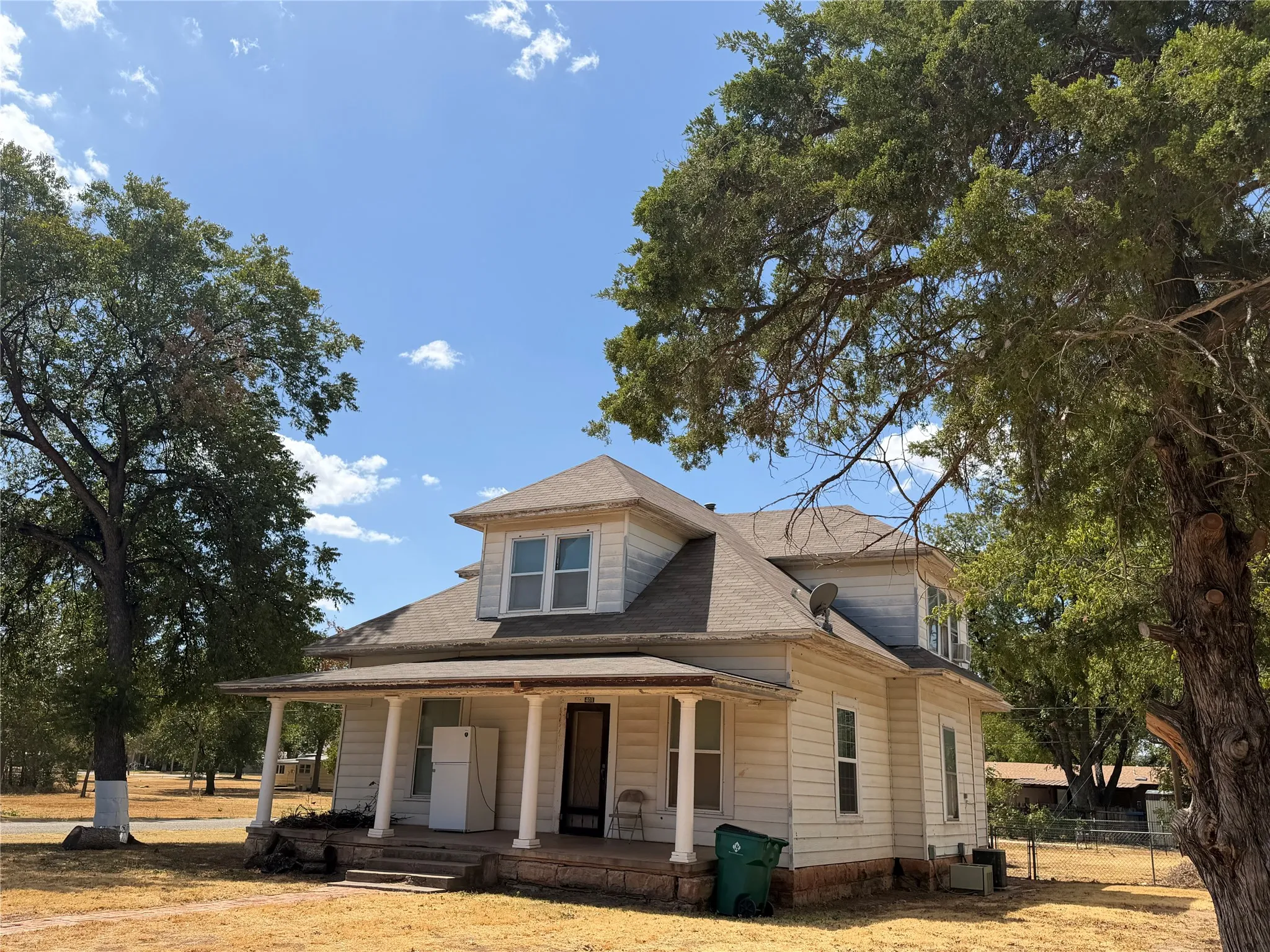 Single Family Residence For Sale in Baylor County , 401 N Stratton Street, Seymour, Texas 76380, 4 Bedroom, 3 Bathroom, 2 Garage spaces, 1,926 Sqft, built in 1925, mls#21390157, Real Estate Agent in Seymour, Homes For Sale in Baylor county, Homes For Sale in Seymour, Realtor in Seymour Texas, Real Estate Brokerage Independent Realty Texas, Luminita Cordes Realtor