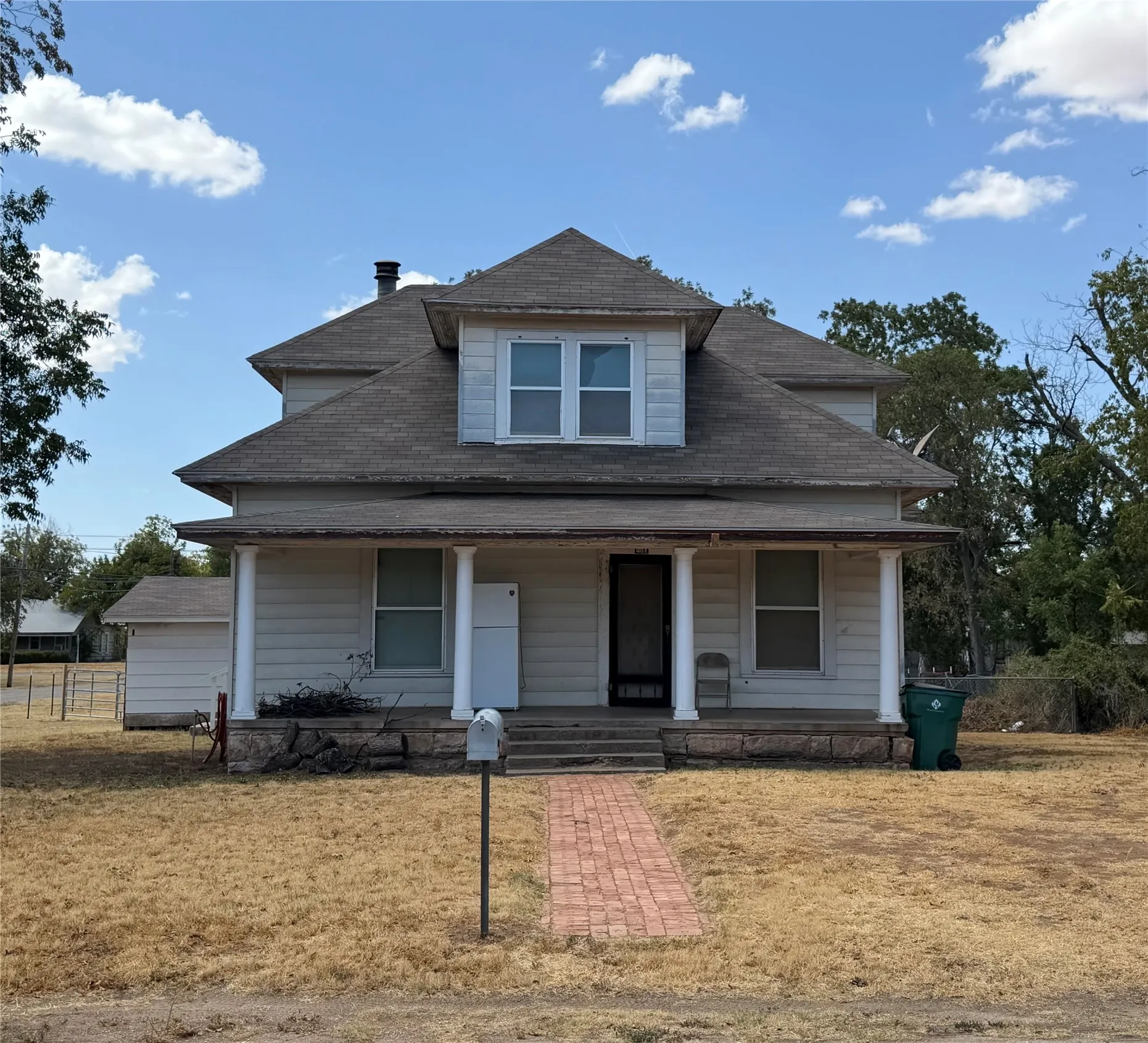 Single Family Residence For Sale in Baylor County , 401 N Stratton Street, Seymour, Texas 76380, 4 Bedroom, 3 Bathroom, 2 Garage spaces, 1,926 Sqft, built in 1925, mls#21390157, Real Estate Agent in Seymour, Homes For Sale in Baylor county, Homes For Sale in Seymour, Realtor in Seymour Texas, Real Estate Brokerage Independent Realty Texas, Luminita Cordes Realtor