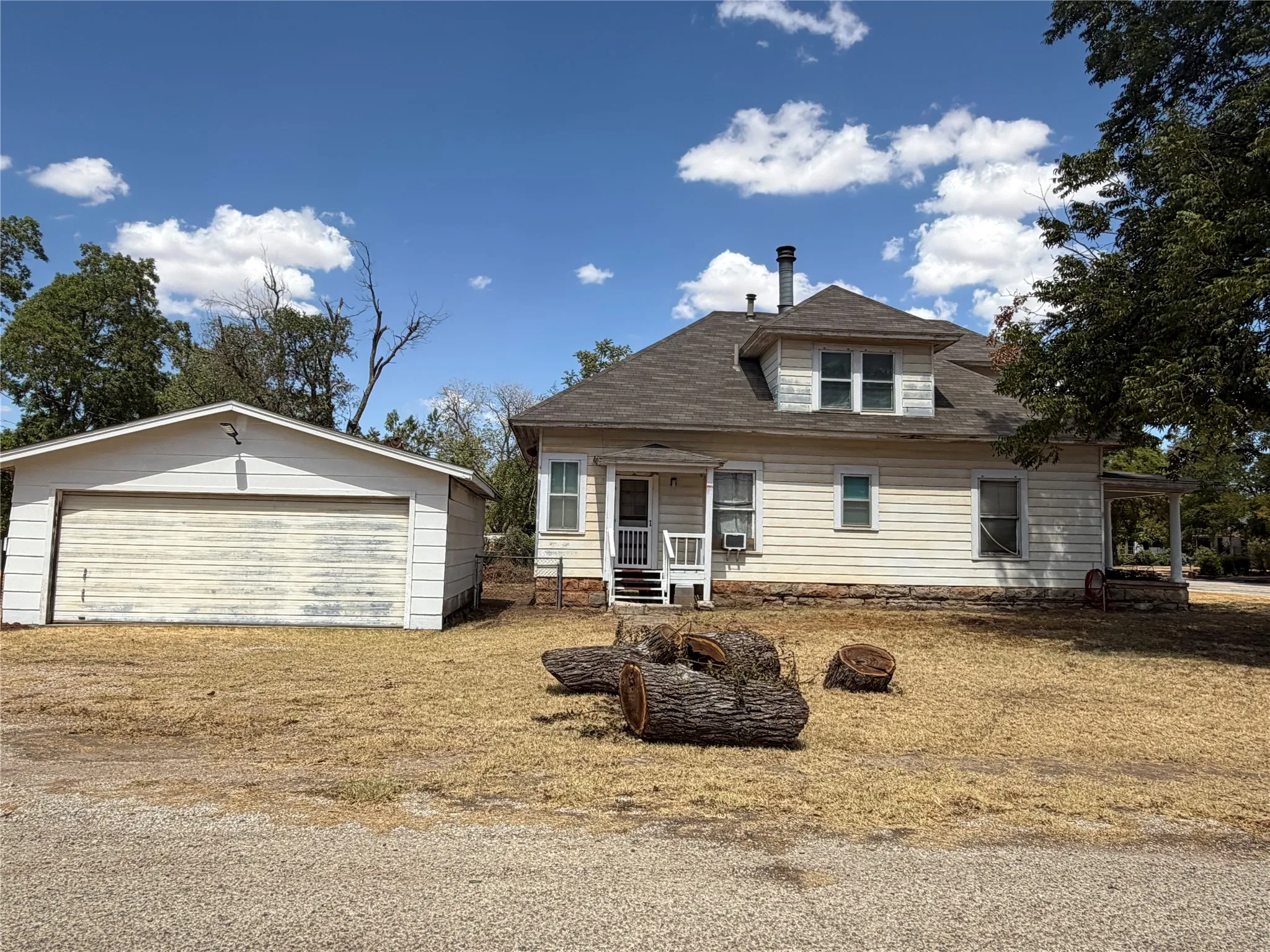 Single Family Residence For Sale in Baylor County , 401 N Stratton Street, Seymour, Texas 76380, 4 Bedroom, 3 Bathroom, 2 Garage spaces, 1,926 Sqft, built in 1925, mls#21390157, Real Estate Agent in Seymour, Homes For Sale in Baylor county, Homes For Sale in Seymour, Realtor in Seymour Texas, Real Estate Brokerage Independent Realty Texas, Luminita Cordes Realtor