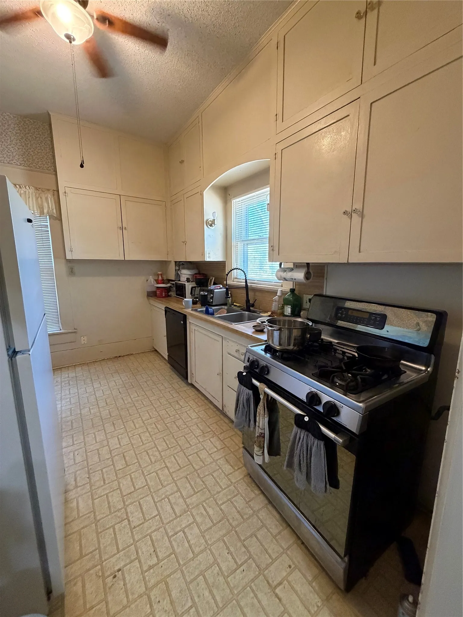 Single Family Residence For Sale in Baylor County , 401 N Stratton Street, Seymour, Texas 76380, 4 Bedroom, 3 Bathroom, 2 Garage spaces, 1,926 Sqft, built in 1925, mls#21390157, Real Estate Agent in Seymour, Homes For Sale in Baylor county, Homes For Sale in Seymour, Realtor in Seymour Texas, Real Estate Brokerage Independent Realty Texas, Luminita Cordes Realtor