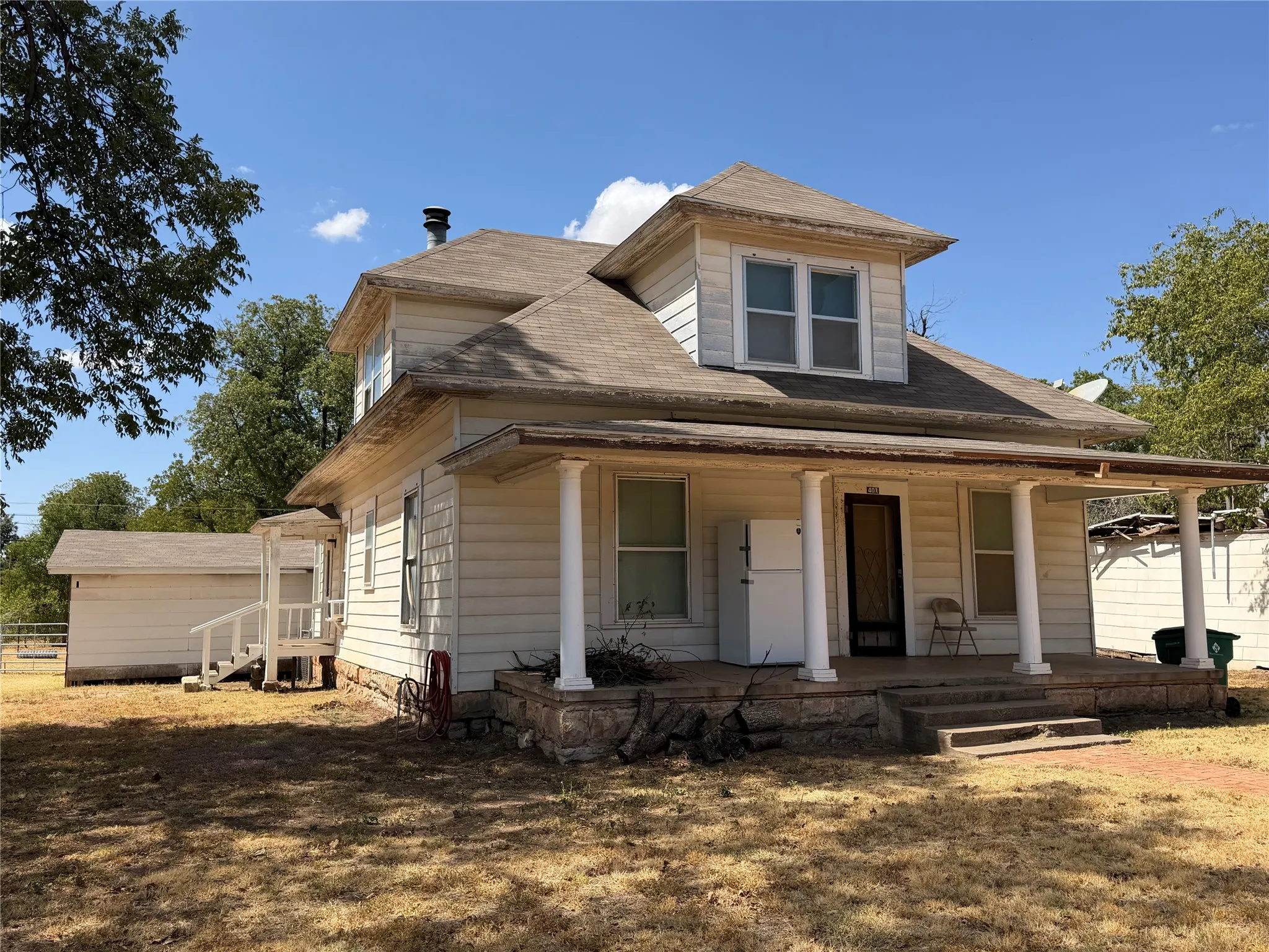 Single Family Residence For Sale in Baylor County , 401 N Stratton Street, Seymour, Texas 76380, 4 Bedroom, 3 Bathroom, 2 Garage spaces, 1,926 Sqft, built in 1925, mls#21390157, Real Estate Agent in Seymour, Homes For Sale in Baylor county, Homes For Sale in Seymour, Realtor in Seymour Texas, Real Estate Brokerage Independent Realty Texas, Luminita Cordes Realtor