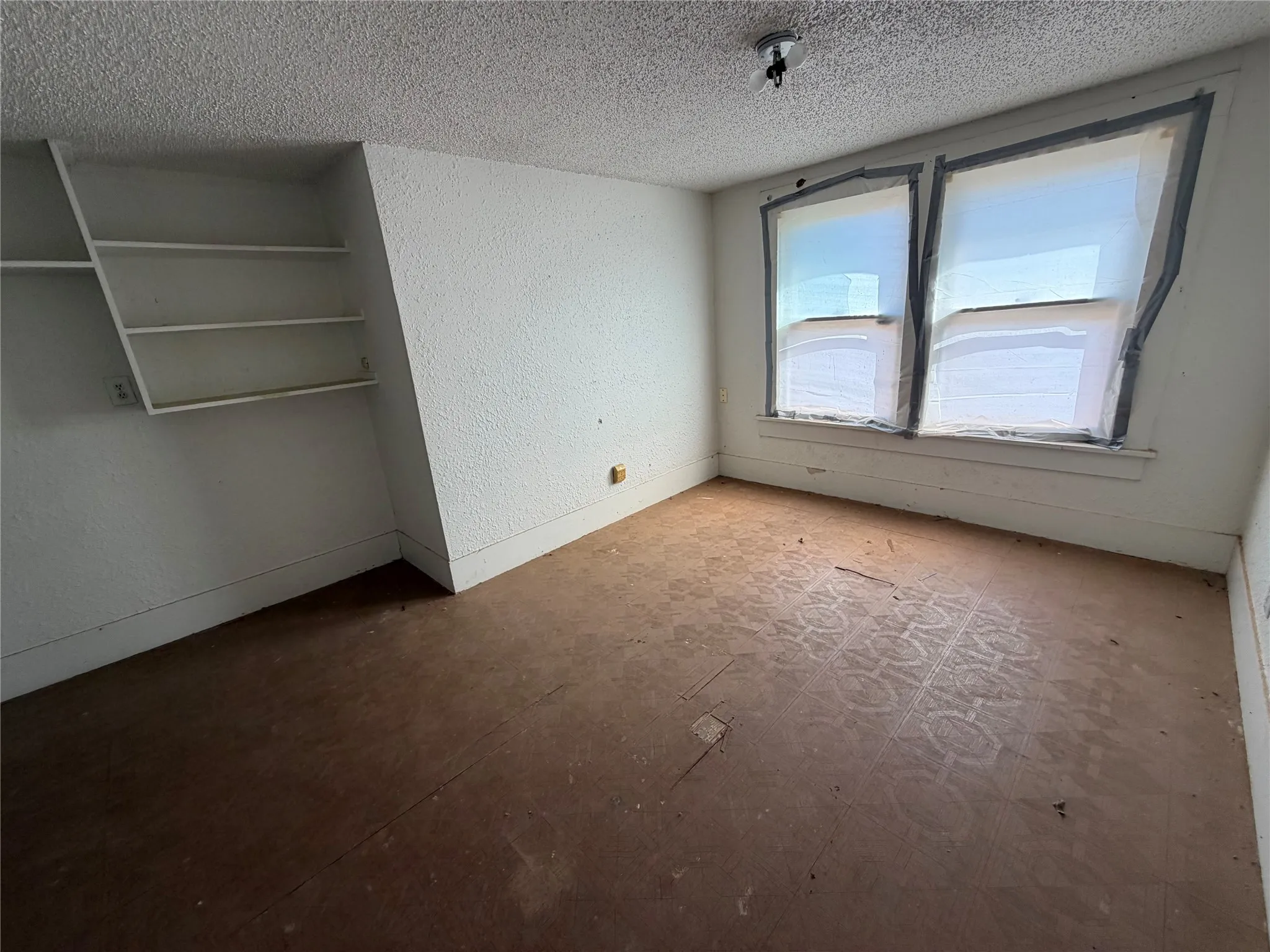 Single Family Residence For Sale in Baylor County , 401 N Stratton Street, Seymour, Texas 76380, 4 Bedroom, 3 Bathroom, 2 Garage spaces, 1,926 Sqft, built in 1925, mls#21390157, Real Estate Agent in Seymour, Homes For Sale in Baylor county, Homes For Sale in Seymour, Realtor in Seymour Texas, Real Estate Brokerage Independent Realty Texas, Luminita Cordes Realtor