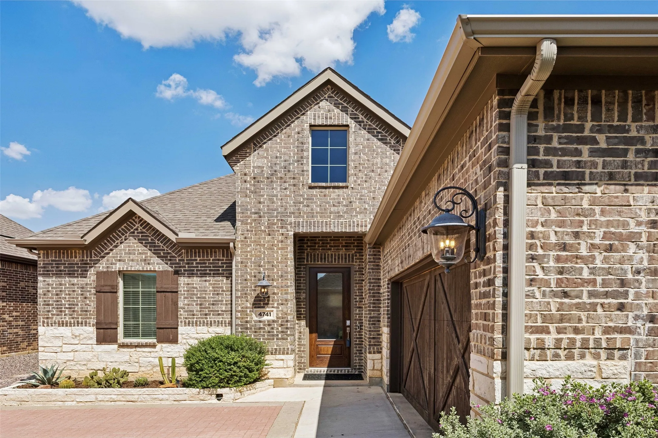 Single Family Residence For Sale in Tarrant County , 4741 Kings Garden Parkway, Arlington, Texas 76005, 2 Bedroom, 3 Bathroom, 2 Garage spaces, 1,813 Sqft, built in 2023, mls#21386129, Real Estate Agent in Arlington, Homes For Sale in Tarrant county, Homes For Sale in Arlington, Realtor in Arlington Texas, Real Estate Brokerage Independent Realty Texas, Luminita Cordes Realtor