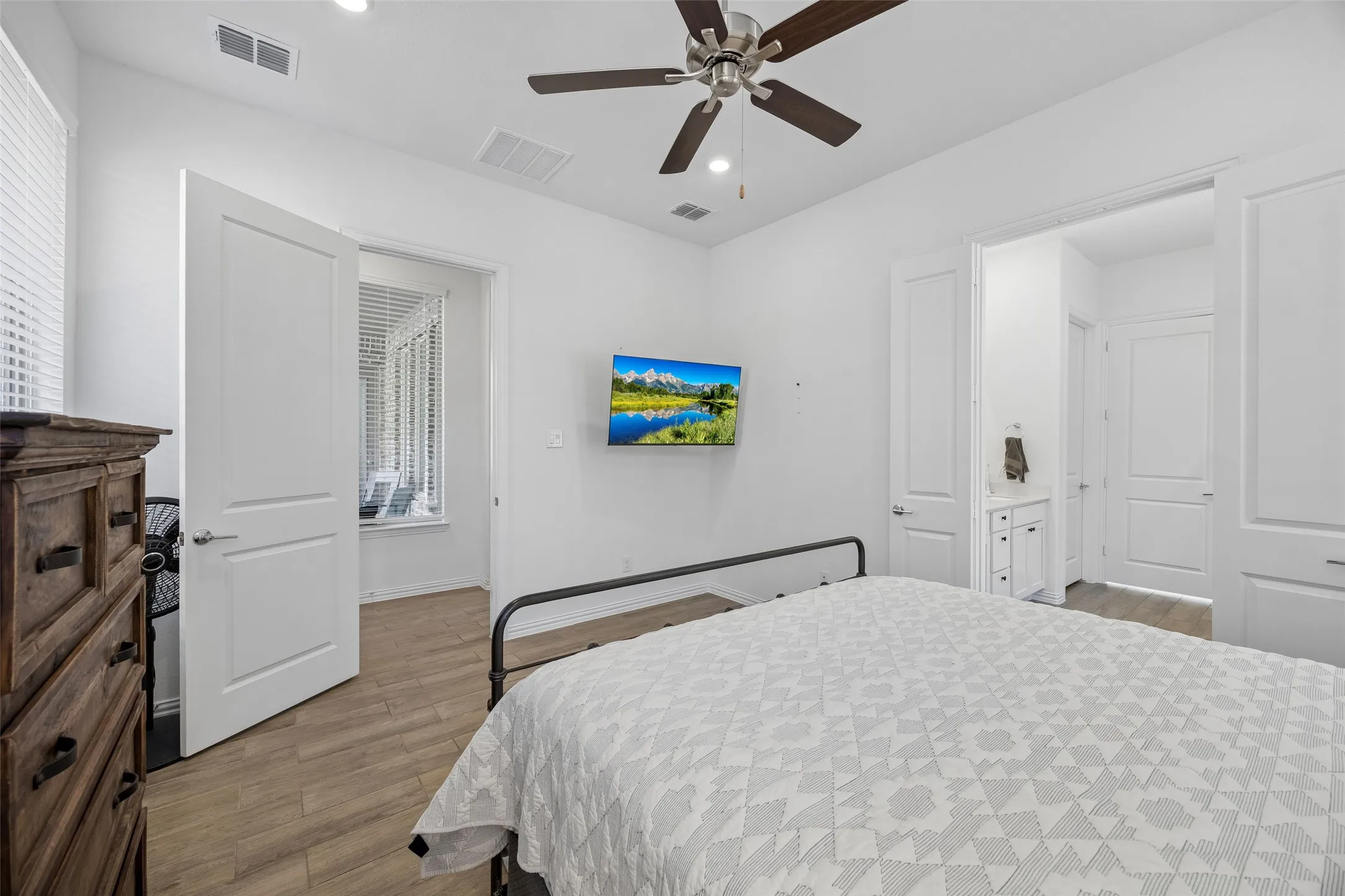 Single Family Residence For Sale in Tarrant County , 4741 Kings Garden Parkway, Arlington, Texas 76005, 2 Bedroom, 3 Bathroom, 2 Garage spaces, 1,813 Sqft, built in 2023, mls#21386129, Real Estate Agent in Arlington, Homes For Sale in Tarrant county, Homes For Sale in Arlington, Realtor in Arlington Texas, Real Estate Brokerage Independent Realty Texas, Luminita Cordes Realtor