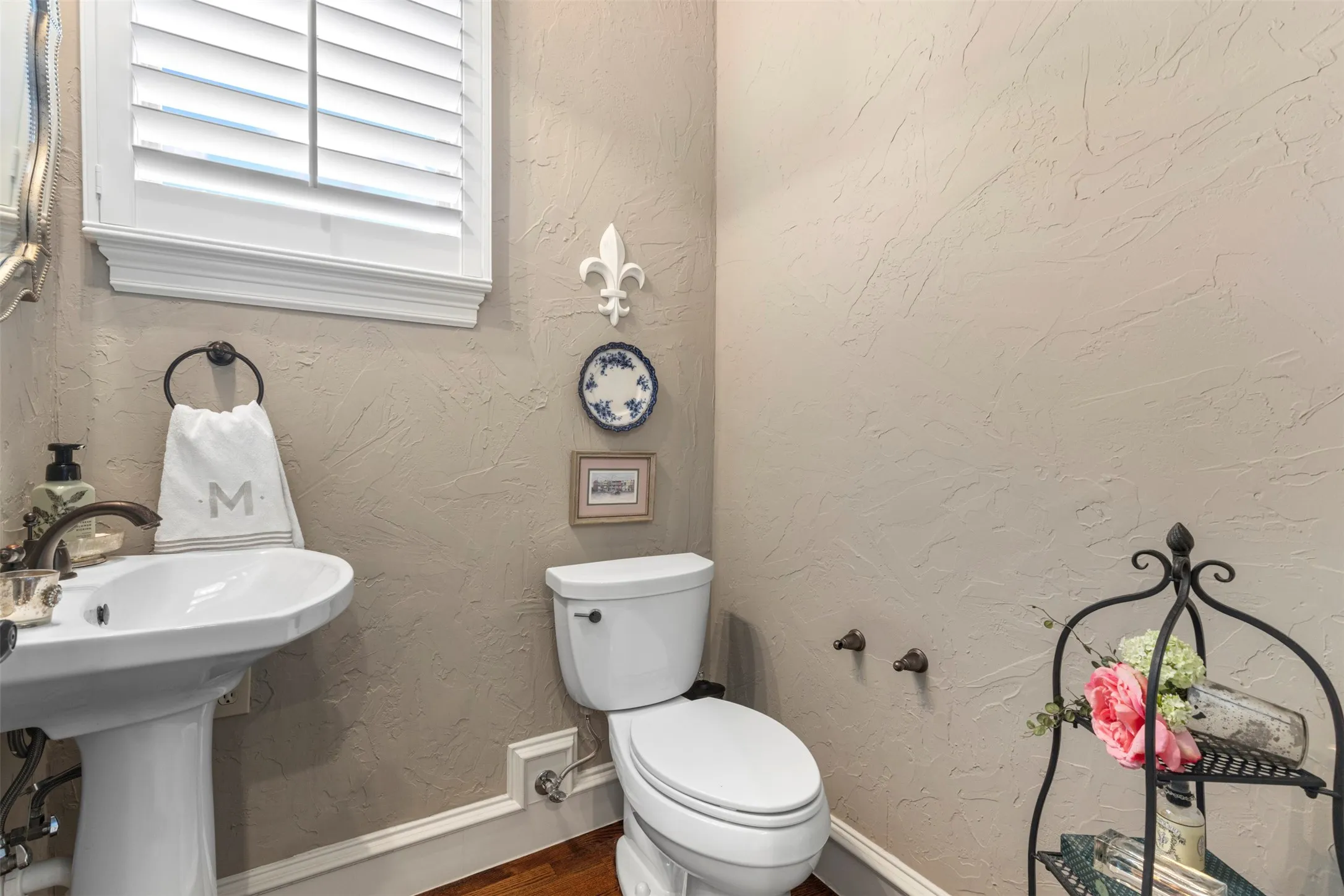 Townhouse For Sale in Dallas County , 4021 Winsor Drive, Farmers Branch, Texas 75244, 3 Bedroom, 4 Bathroom, 2 Garage spaces, 2,149 Sqft, built in 2007, mls#21389958, Real Estate Agent in Farmers Branch, Homes For Sale in Dallas county, Homes For Sale in Farmers Branch, Realtor in Farmers Branch Texas, Real Estate Brokerage Independent Realty Texas, Luminita Cordes Realtor