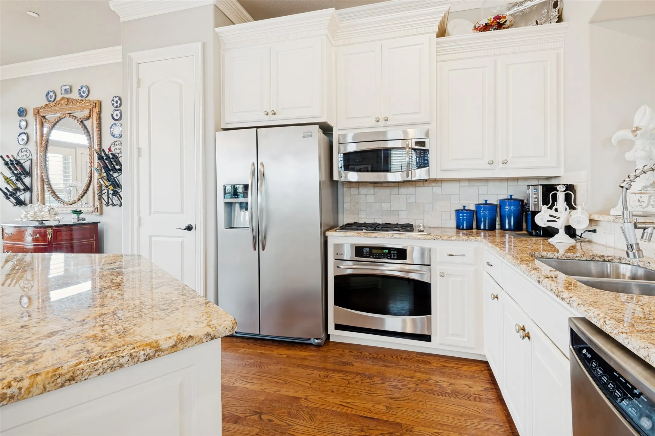 Townhouse For Sale in Dallas County , 4021 Winsor Drive, Farmers Branch, Texas 75244, 3 Bedroom, 4 Bathroom, 2 Garage spaces, 2,149 Sqft, built in 2007, mls#21389958, Real Estate Agent in Farmers Branch, Homes For Sale in Dallas county, Homes For Sale in Farmers Branch, Realtor in Farmers Branch Texas, Real Estate Brokerage Independent Realty Texas, Luminita Cordes Realtor