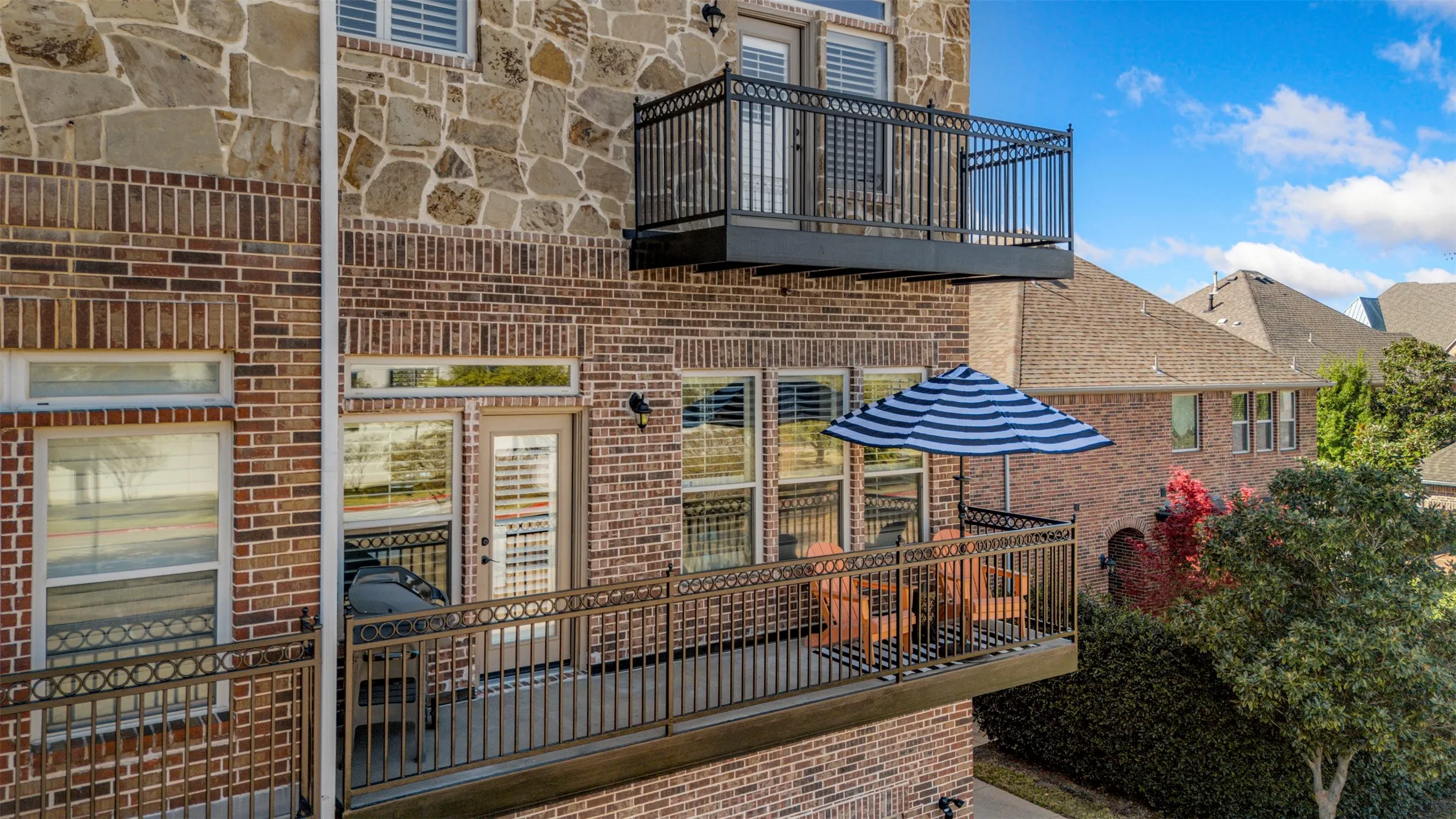 Townhouse For Sale in Dallas County , 4021 Winsor Drive, Farmers Branch, Texas 75244, 3 Bedroom, 4 Bathroom, 2 Garage spaces, 2,149 Sqft, built in 2007, mls#21389958, Real Estate Agent in Farmers Branch, Homes For Sale in Dallas county, Homes For Sale in Farmers Branch, Realtor in Farmers Branch Texas, Real Estate Brokerage Independent Realty Texas, Luminita Cordes Realtor