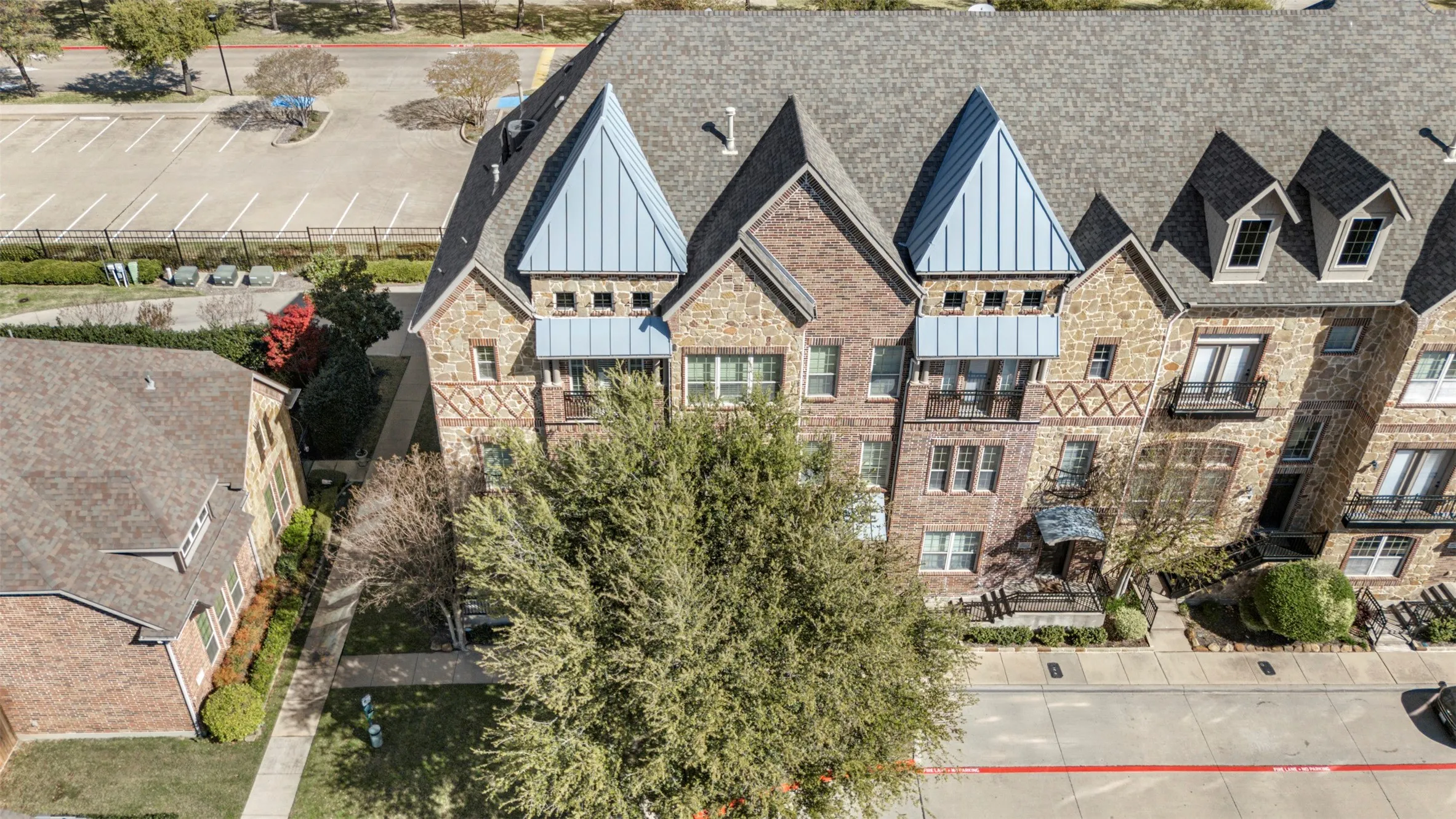 Townhouse For Sale in Dallas County , 4021 Winsor Drive, Farmers Branch, Texas 75244, 3 Bedroom, 4 Bathroom, 2 Garage spaces, 2,149 Sqft, built in 2007, mls#21389958, Real Estate Agent in Farmers Branch, Homes For Sale in Dallas county, Homes For Sale in Farmers Branch, Realtor in Farmers Branch Texas, Real Estate Brokerage Independent Realty Texas, Luminita Cordes Realtor