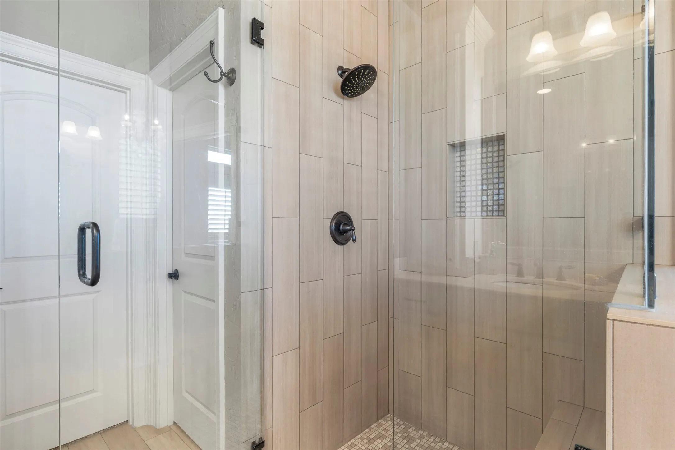Townhouse For Sale in Dallas County , 4021 Winsor Drive, Farmers Branch, Texas 75244, 3 Bedroom, 4 Bathroom, 2 Garage spaces, 2,149 Sqft, built in 2007, mls#21389958, Real Estate Agent in Farmers Branch, Homes For Sale in Dallas county, Homes For Sale in Farmers Branch, Realtor in Farmers Branch Texas, Real Estate Brokerage Independent Realty Texas, Luminita Cordes Realtor