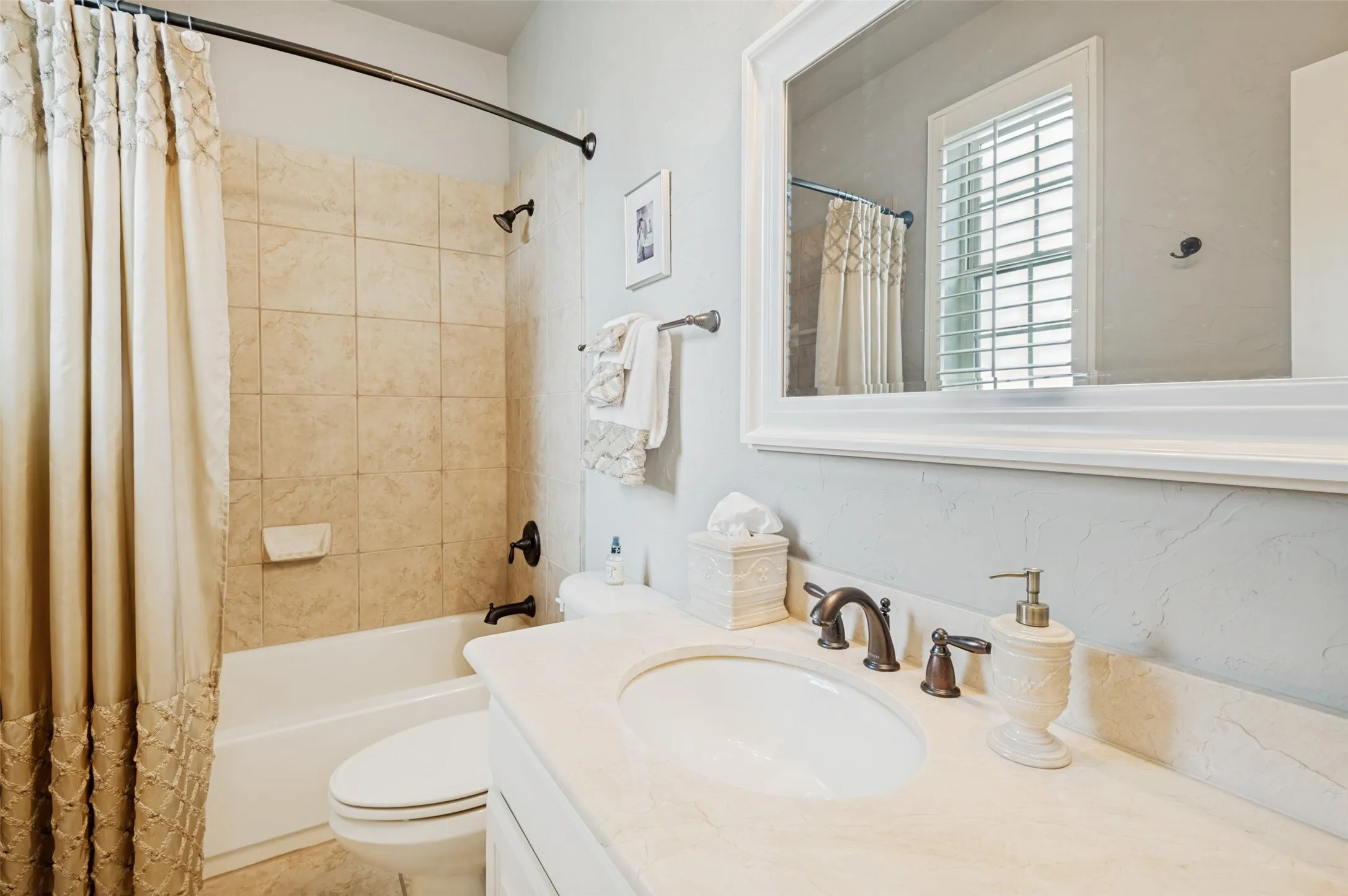 Townhouse For Sale in Dallas County , 4021 Winsor Drive, Farmers Branch, Texas 75244, 3 Bedroom, 4 Bathroom, 2 Garage spaces, 2,149 Sqft, built in 2007, mls#21389958, Real Estate Agent in Farmers Branch, Homes For Sale in Dallas county, Homes For Sale in Farmers Branch, Realtor in Farmers Branch Texas, Real Estate Brokerage Independent Realty Texas, Luminita Cordes Realtor