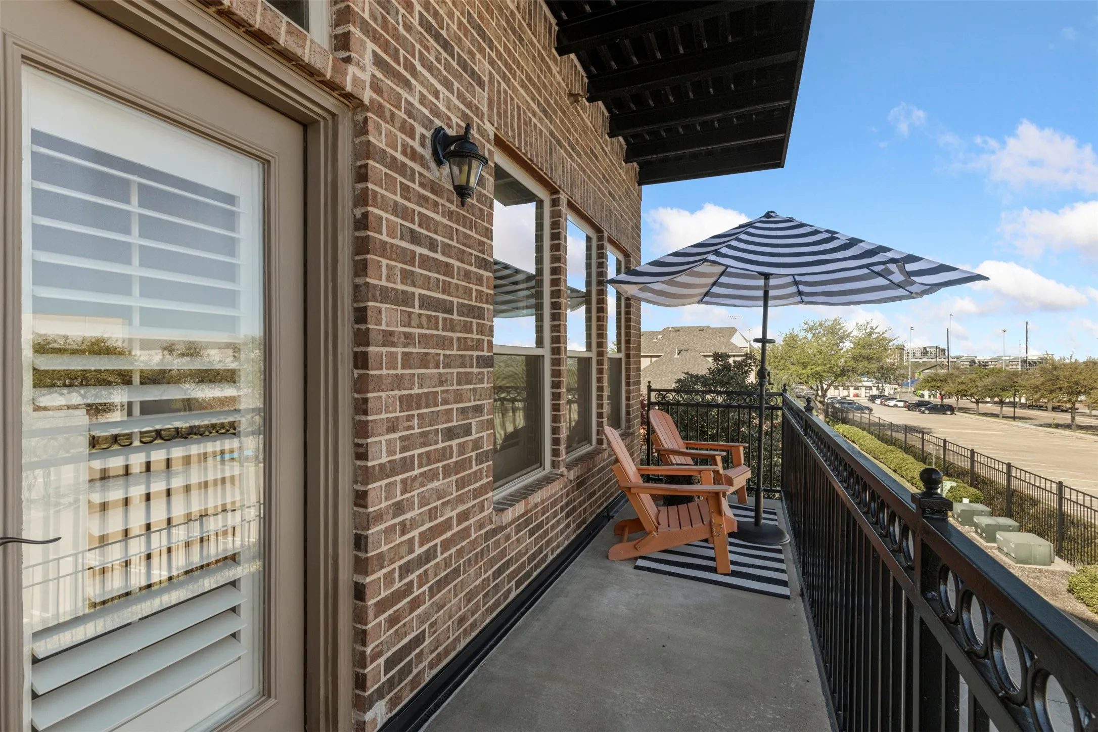 Townhouse For Sale in Dallas County , 4021 Winsor Drive, Farmers Branch, Texas 75244, 3 Bedroom, 4 Bathroom, 2 Garage spaces, 2,149 Sqft, built in 2007, mls#21389958, Real Estate Agent in Farmers Branch, Homes For Sale in Dallas county, Homes For Sale in Farmers Branch, Realtor in Farmers Branch Texas, Real Estate Brokerage Independent Realty Texas, Luminita Cordes Realtor