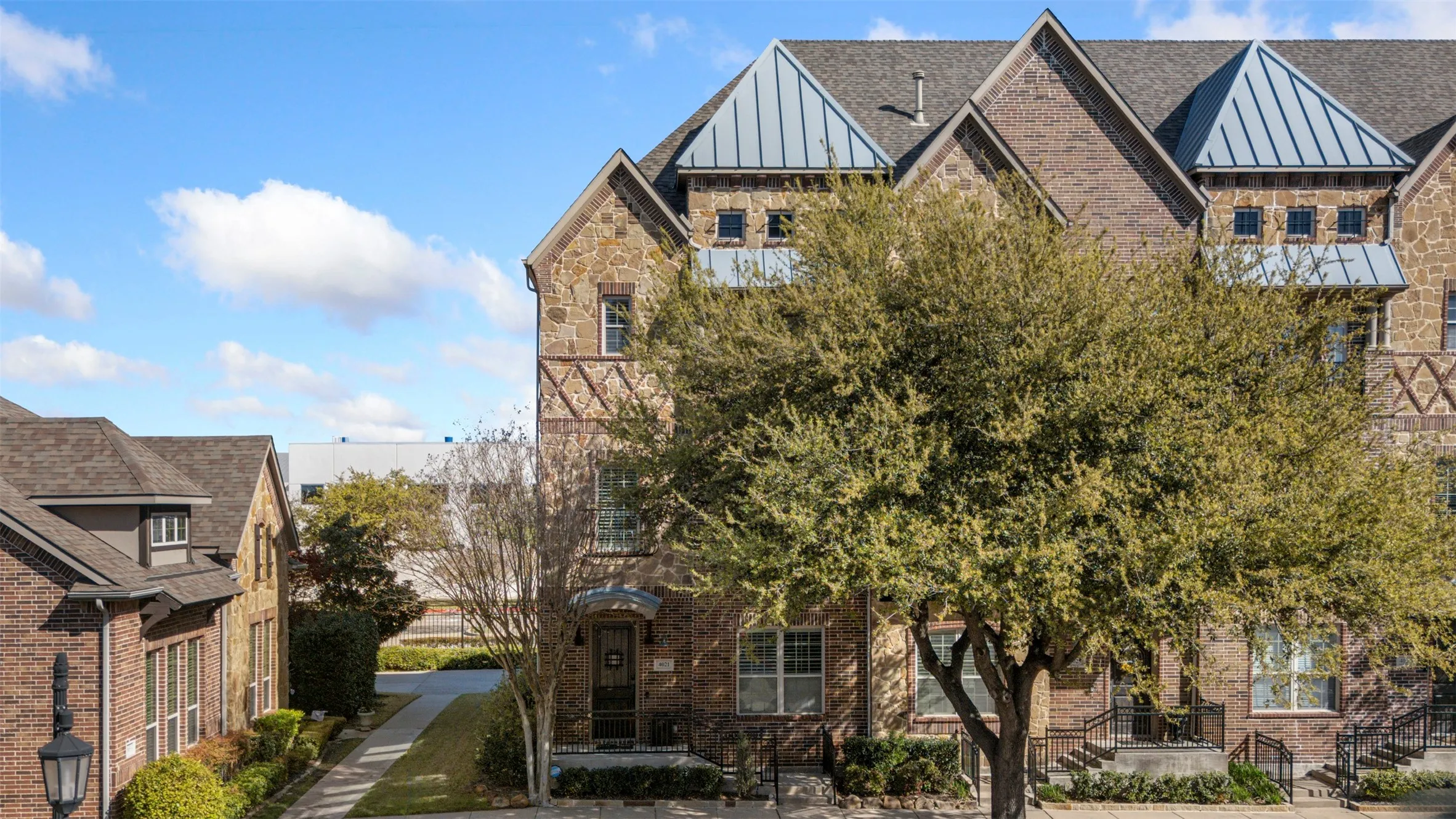Townhouse For Sale in Dallas County , 4021 Winsor Drive, Farmers Branch, Texas 75244, 3 Bedroom, 4 Bathroom, 2 Garage spaces, 2,149 Sqft, built in 2007, mls#21389958, Real Estate Agent in Farmers Branch, Homes For Sale in Dallas county, Homes For Sale in Farmers Branch, Realtor in Farmers Branch Texas, Real Estate Brokerage Independent Realty Texas, Luminita Cordes Realtor