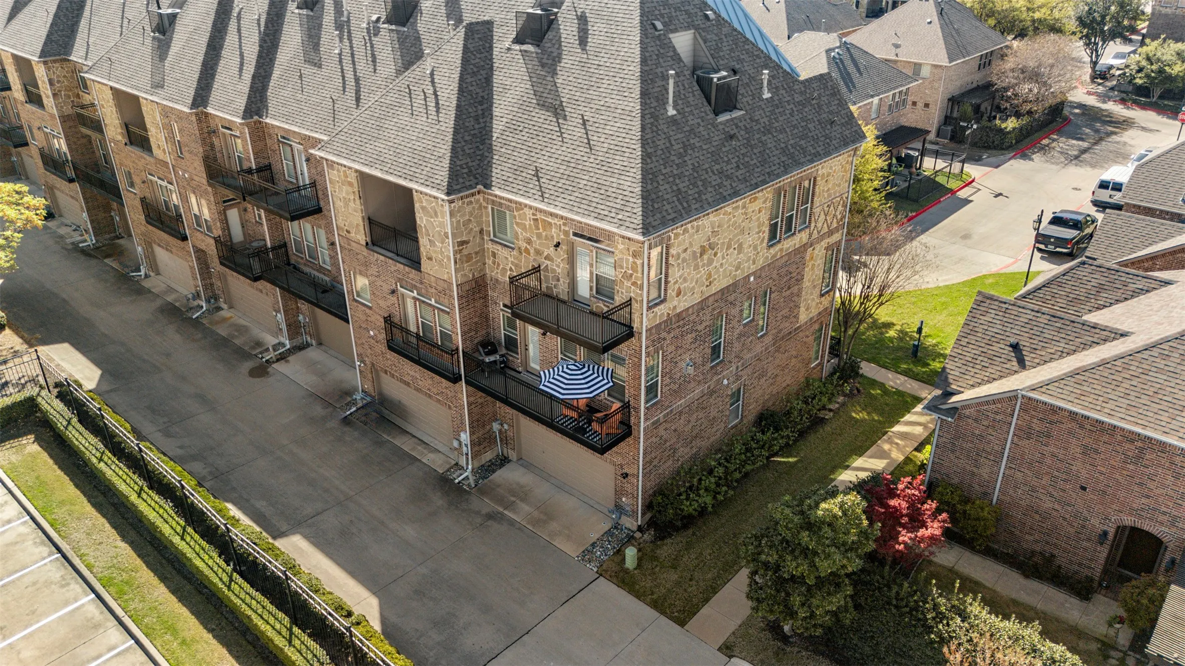 Townhouse For Sale in Dallas County , 4021 Winsor Drive, Farmers Branch, Texas 75244, 3 Bedroom, 4 Bathroom, 2 Garage spaces, 2,149 Sqft, built in 2007, mls#21389958, Real Estate Agent in Farmers Branch, Homes For Sale in Dallas county, Homes For Sale in Farmers Branch, Realtor in Farmers Branch Texas, Real Estate Brokerage Independent Realty Texas, Luminita Cordes Realtor