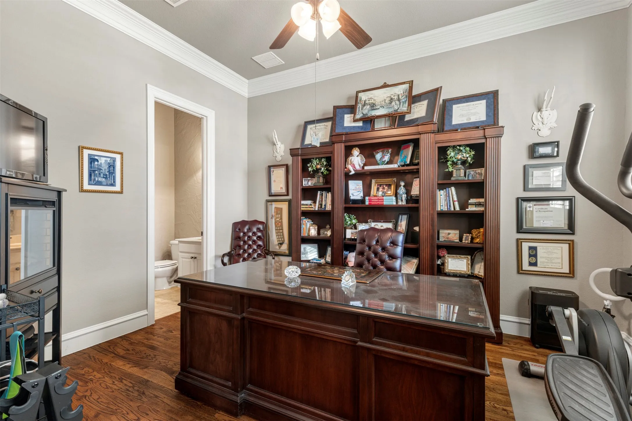 Townhouse For Sale in Dallas County , 4021 Winsor Drive, Farmers Branch, Texas 75244, 3 Bedroom, 4 Bathroom, 2 Garage spaces, 2,149 Sqft, built in 2007, mls#21389958, Real Estate Agent in Farmers Branch, Homes For Sale in Dallas county, Homes For Sale in Farmers Branch, Realtor in Farmers Branch Texas, Real Estate Brokerage Independent Realty Texas, Luminita Cordes Realtor