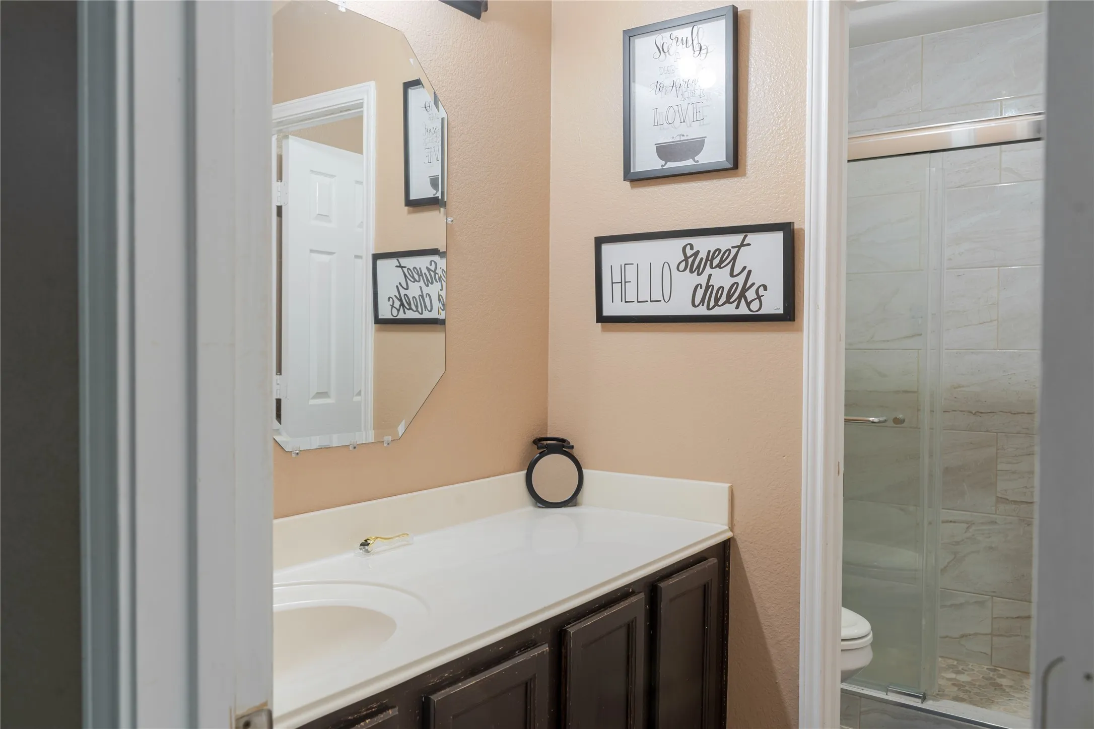 Single Family Residence For Sale in Tarrant County , 419 Kingfisher Lane, Arlington, Texas 76002, 4 Bedroom, 3 Bathroom, 2 Garage spaces, 3,530 Sqft, built in 2002, mls#21390164, Real Estate Agent in Arlington, Homes For Sale in Tarrant county, Homes For Sale in Arlington, Realtor in Arlington Texas, Real Estate Brokerage Independent Realty Texas, Luminita Cordes Realtor