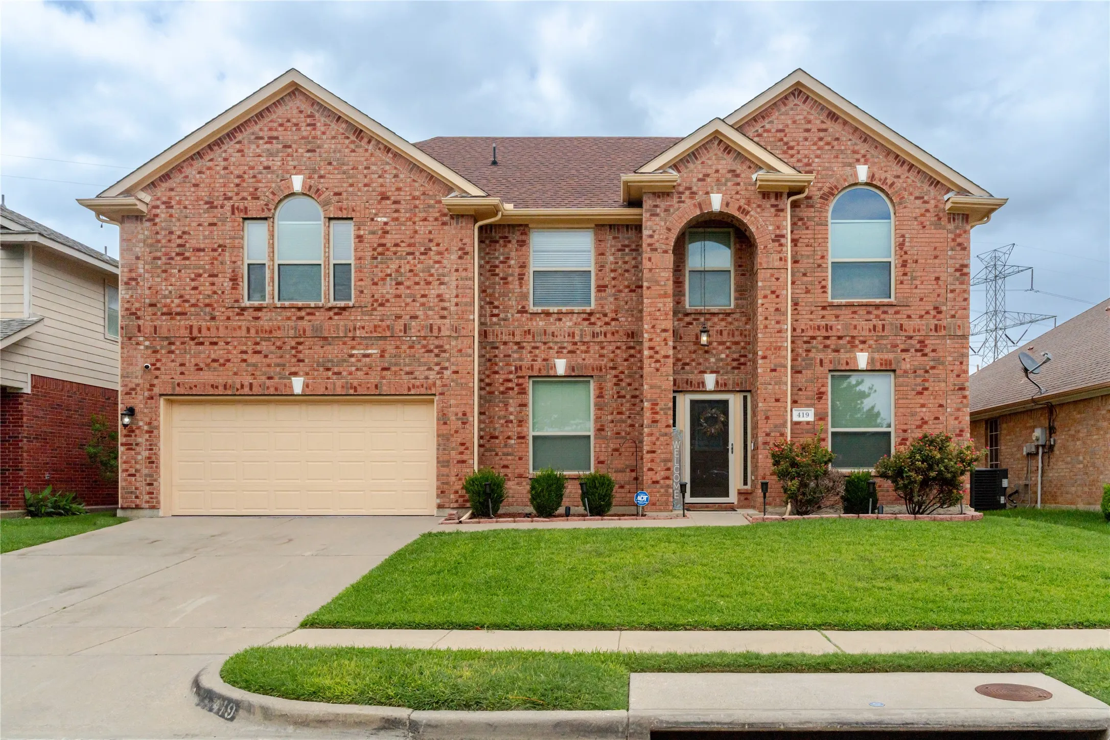 Single Family Residence For Sale in Tarrant County , 419 Kingfisher Lane, Arlington, Texas 76002, 4 Bedroom, 3 Bathroom, 2 Garage spaces, 3,530 Sqft, built in 2002, mls#21390164, Real Estate Agent in Arlington, Homes For Sale in Tarrant county, Homes For Sale in Arlington, Realtor in Arlington Texas, Real Estate Brokerage Independent Realty Texas, Luminita Cordes Realtor