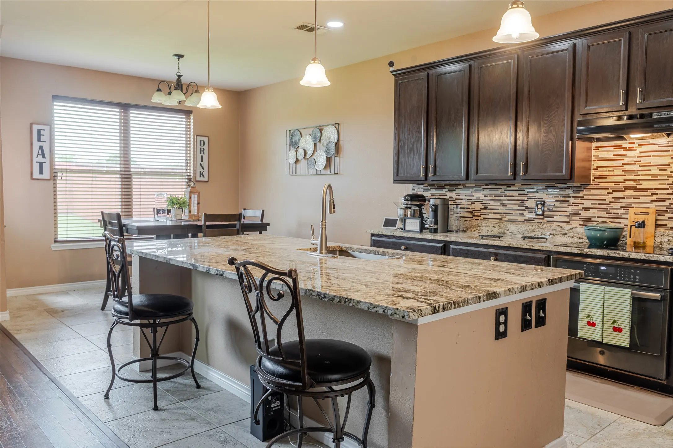 Single Family Residence For Sale in Tarrant County , 419 Kingfisher Lane, Arlington, Texas 76002, 4 Bedroom, 3 Bathroom, 2 Garage spaces, 3,530 Sqft, built in 2002, mls#21390164, Real Estate Agent in Arlington, Homes For Sale in Tarrant county, Homes For Sale in Arlington, Realtor in Arlington Texas, Real Estate Brokerage Independent Realty Texas, Luminita Cordes Realtor