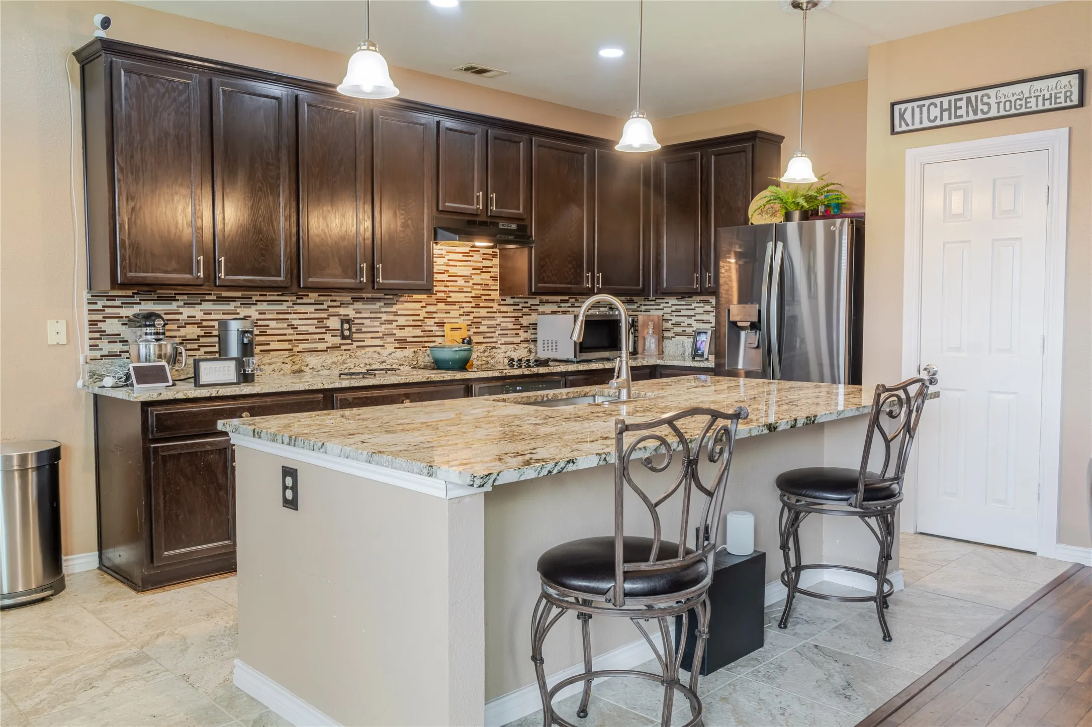 Single Family Residence For Sale in Tarrant County , 419 Kingfisher Lane, Arlington, Texas 76002, 4 Bedroom, 3 Bathroom, 2 Garage spaces, 3,530 Sqft, built in 2002, mls#21390164, Real Estate Agent in Arlington, Homes For Sale in Tarrant county, Homes For Sale in Arlington, Realtor in Arlington Texas, Real Estate Brokerage Independent Realty Texas, Luminita Cordes Realtor
