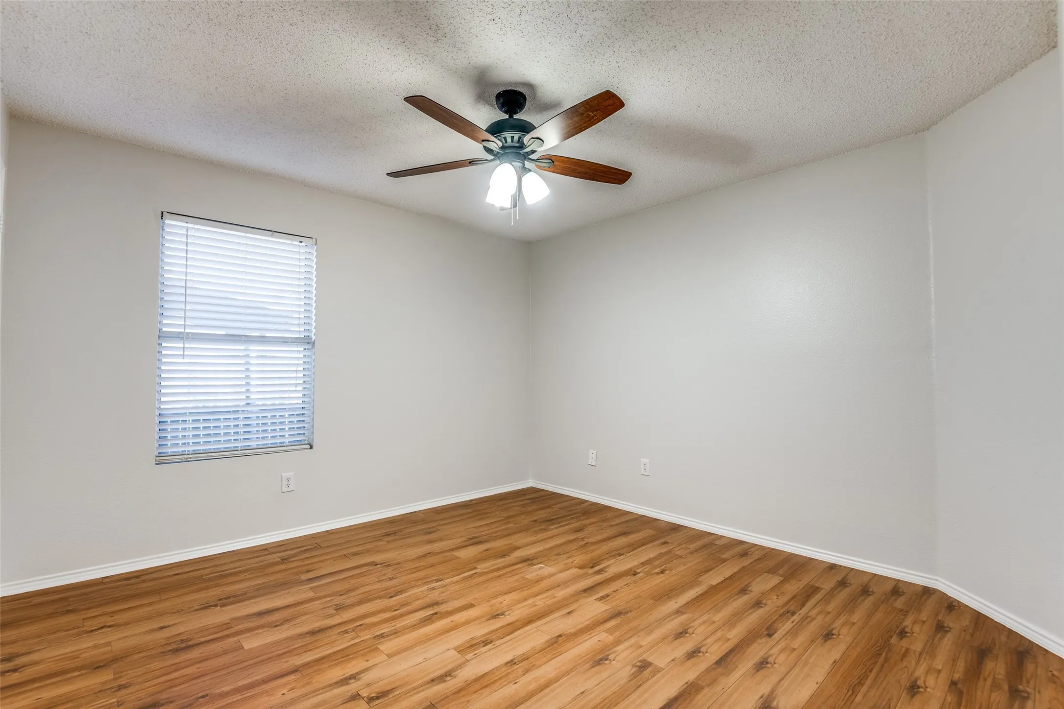 Single Family Residence For Rent in Denton County , 2709 Cedar Crest Drive, Little Elm, Texas 75068, 3 Bedroom, 2 Bathroom, 2 Garage spaces, 1,868 Sqft, built in 2002, mls#21389980, Real Estate Agent in Little Elm, Homes For Rent in Denton county, Homes For Rent in Little Elm, Realtor in Little Elm Texas, Real Estate Brokerage Independent Realty Texas, Luminita Cordes Realtor