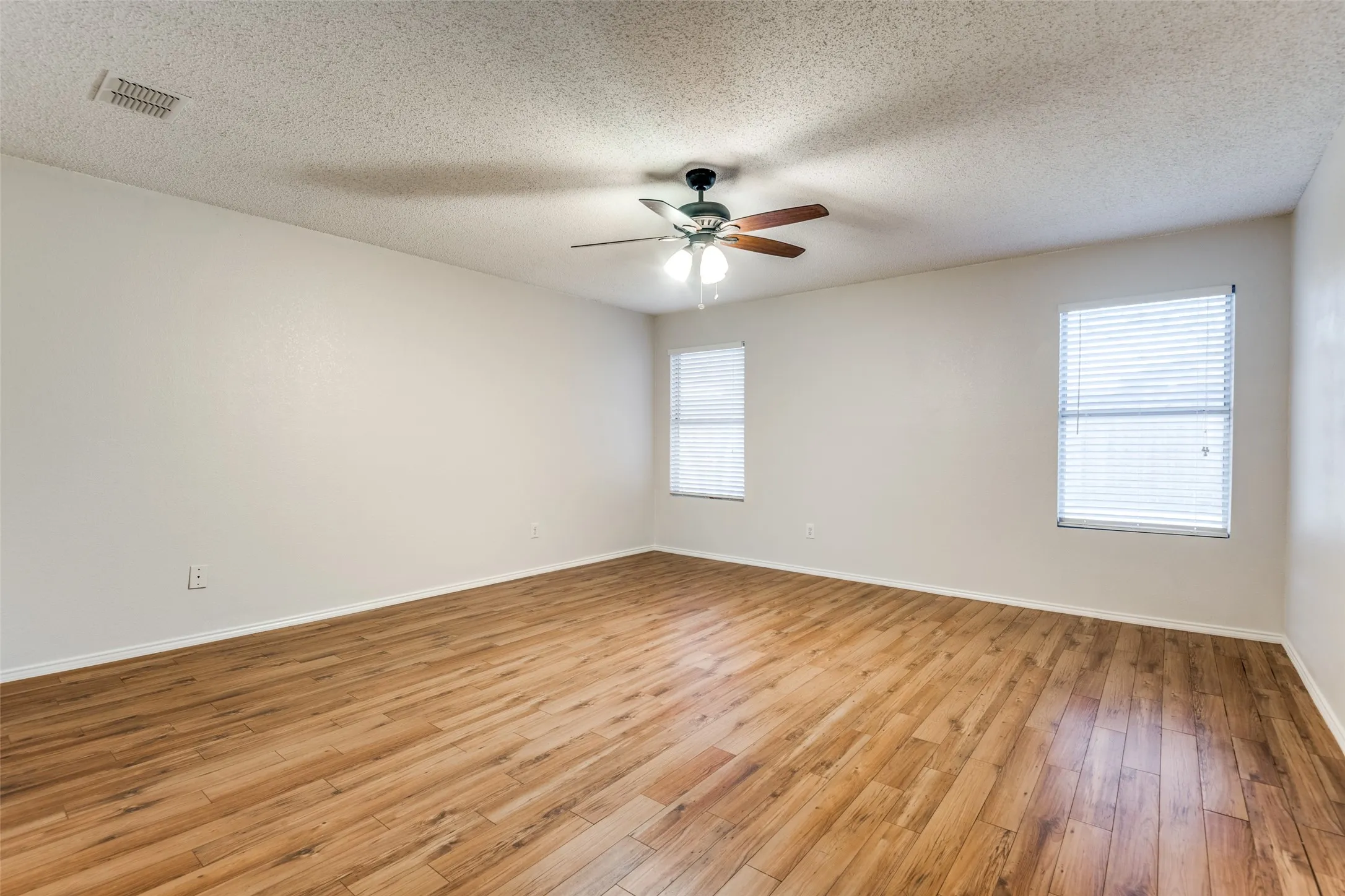 Single Family Residence For Rent in Denton County , 2709 Cedar Crest Drive, Little Elm, Texas 75068, 3 Bedroom, 2 Bathroom, 2 Garage spaces, 1,868 Sqft, built in 2002, mls#21389980, Real Estate Agent in Little Elm, Homes For Rent in Denton county, Homes For Rent in Little Elm, Realtor in Little Elm Texas, Real Estate Brokerage Independent Realty Texas, Luminita Cordes Realtor