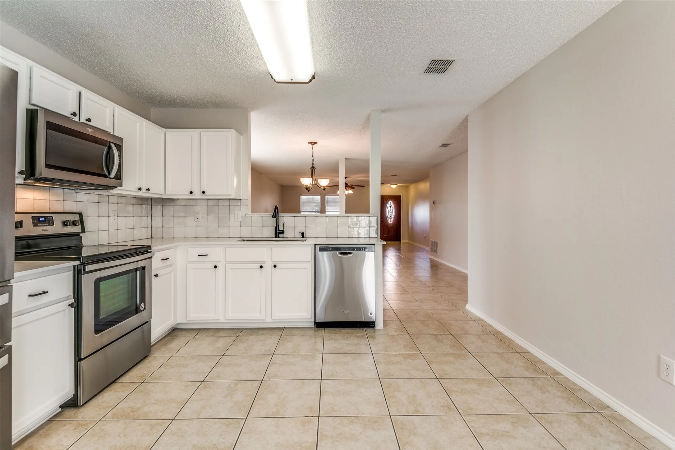 Single Family Residence For Rent in Denton County , 2709 Cedar Crest Drive, Little Elm, Texas 75068, 3 Bedroom, 2 Bathroom, 2 Garage spaces, 1,868 Sqft, built in 2002, mls#21389980, Real Estate Agent in Little Elm, Homes For Rent in Denton county, Homes For Rent in Little Elm, Realtor in Little Elm Texas, Real Estate Brokerage Independent Realty Texas, Luminita Cordes Realtor