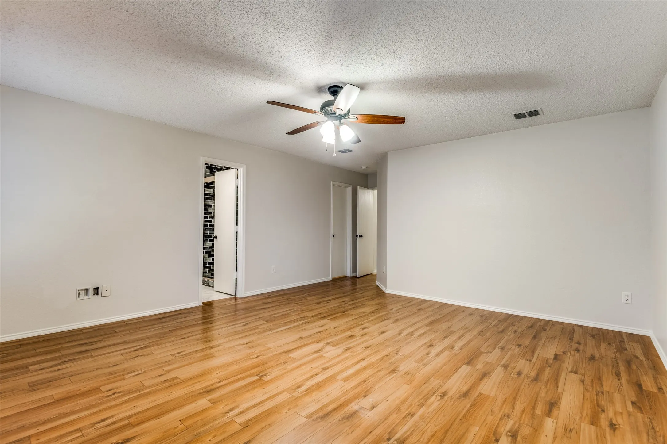 Single Family Residence For Rent in Denton County , 2709 Cedar Crest Drive, Little Elm, Texas 75068, 3 Bedroom, 2 Bathroom, 2 Garage spaces, 1,868 Sqft, built in 2002, mls#21389980, Real Estate Agent in Little Elm, Homes For Rent in Denton county, Homes For Rent in Little Elm, Realtor in Little Elm Texas, Real Estate Brokerage Independent Realty Texas, Luminita Cordes Realtor