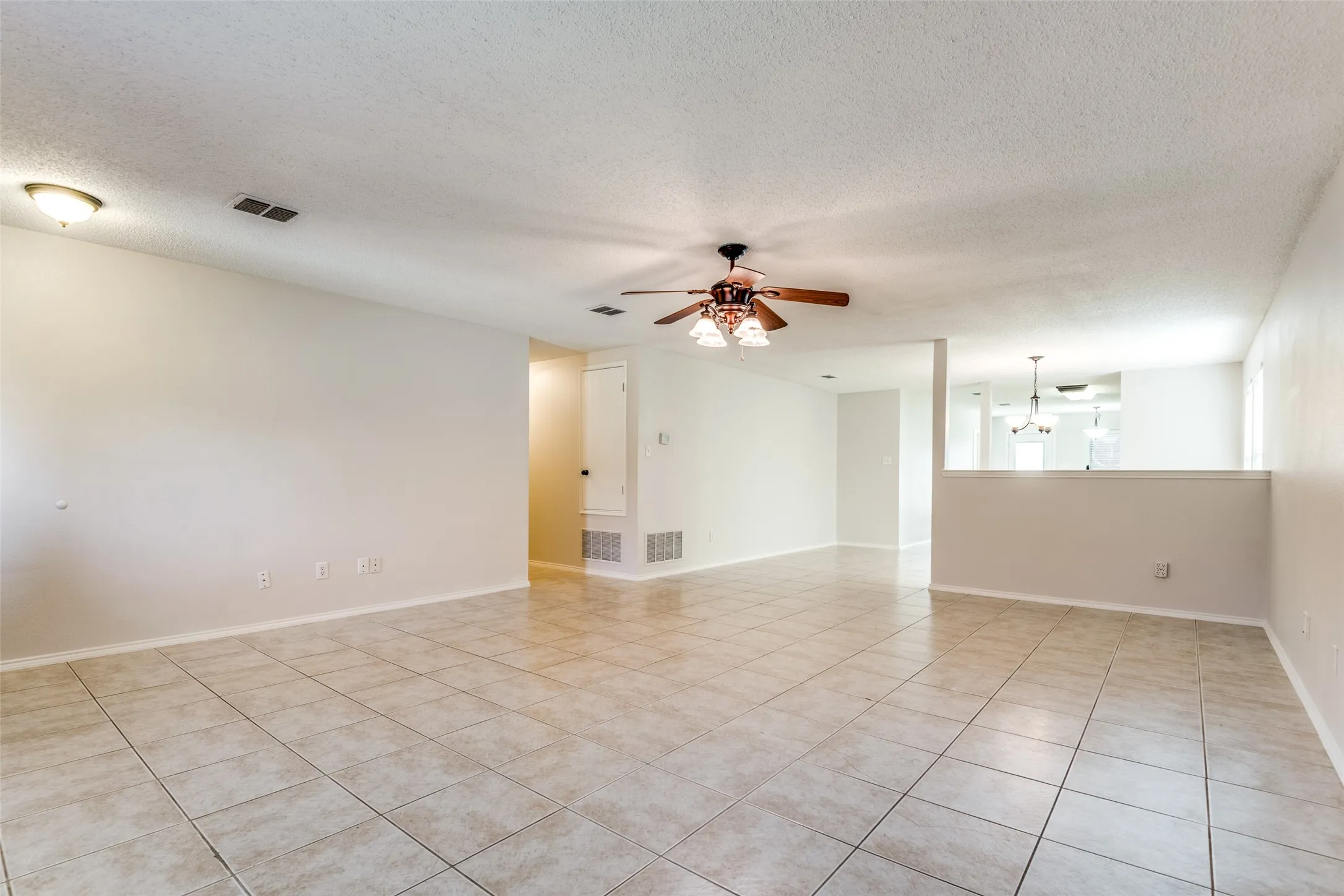 Single Family Residence For Rent in Denton County , 2709 Cedar Crest Drive, Little Elm, Texas 75068, 3 Bedroom, 2 Bathroom, 2 Garage spaces, 1,868 Sqft, built in 2002, mls#21389980, Real Estate Agent in Little Elm, Homes For Rent in Denton county, Homes For Rent in Little Elm, Realtor in Little Elm Texas, Real Estate Brokerage Independent Realty Texas, Luminita Cordes Realtor