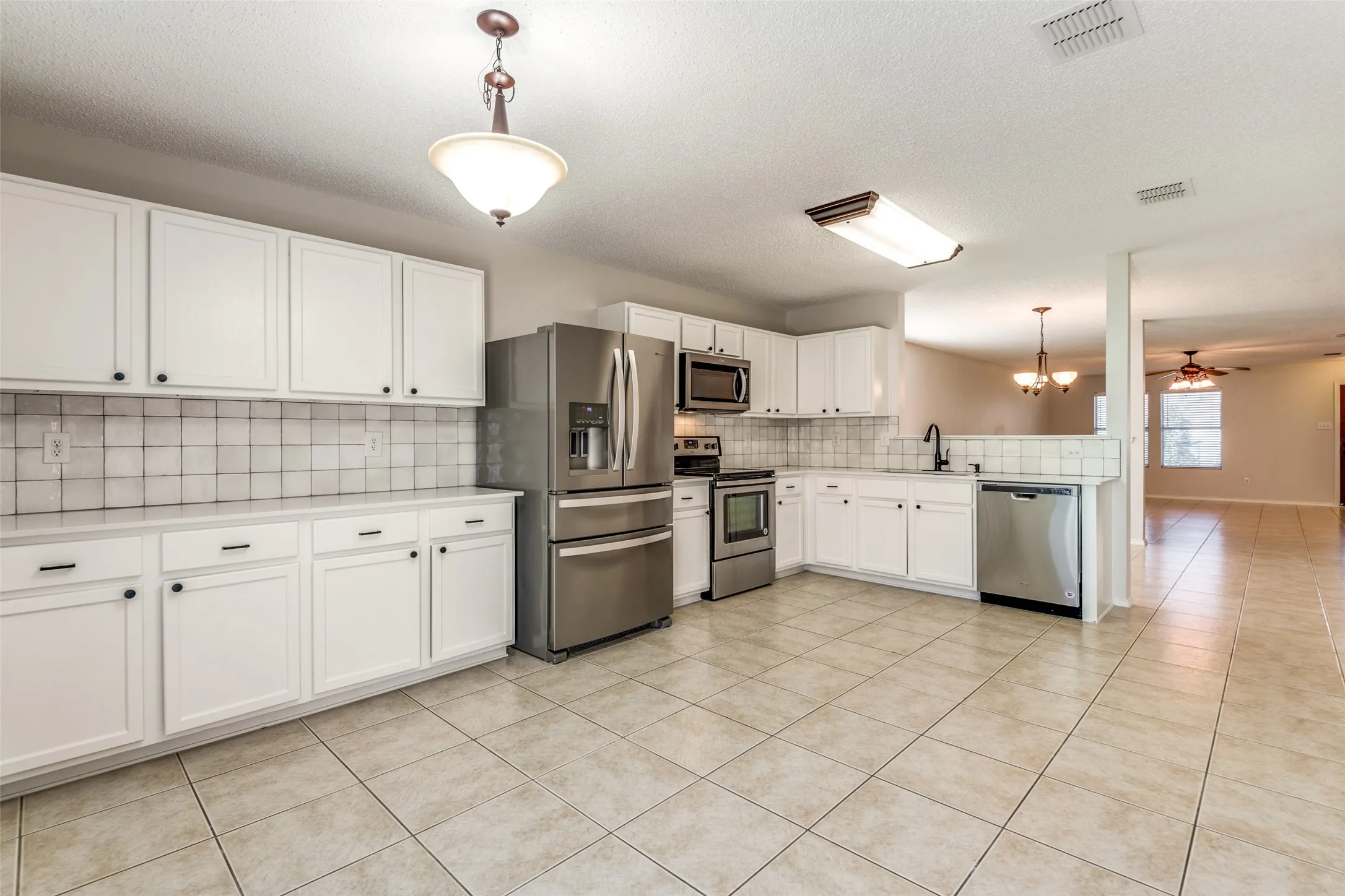 Single Family Residence For Rent in Denton County , 2709 Cedar Crest Drive, Little Elm, Texas 75068, 3 Bedroom, 2 Bathroom, 2 Garage spaces, 1,868 Sqft, built in 2002, mls#21389980, Real Estate Agent in Little Elm, Homes For Rent in Denton county, Homes For Rent in Little Elm, Realtor in Little Elm Texas, Real Estate Brokerage Independent Realty Texas, Luminita Cordes Realtor