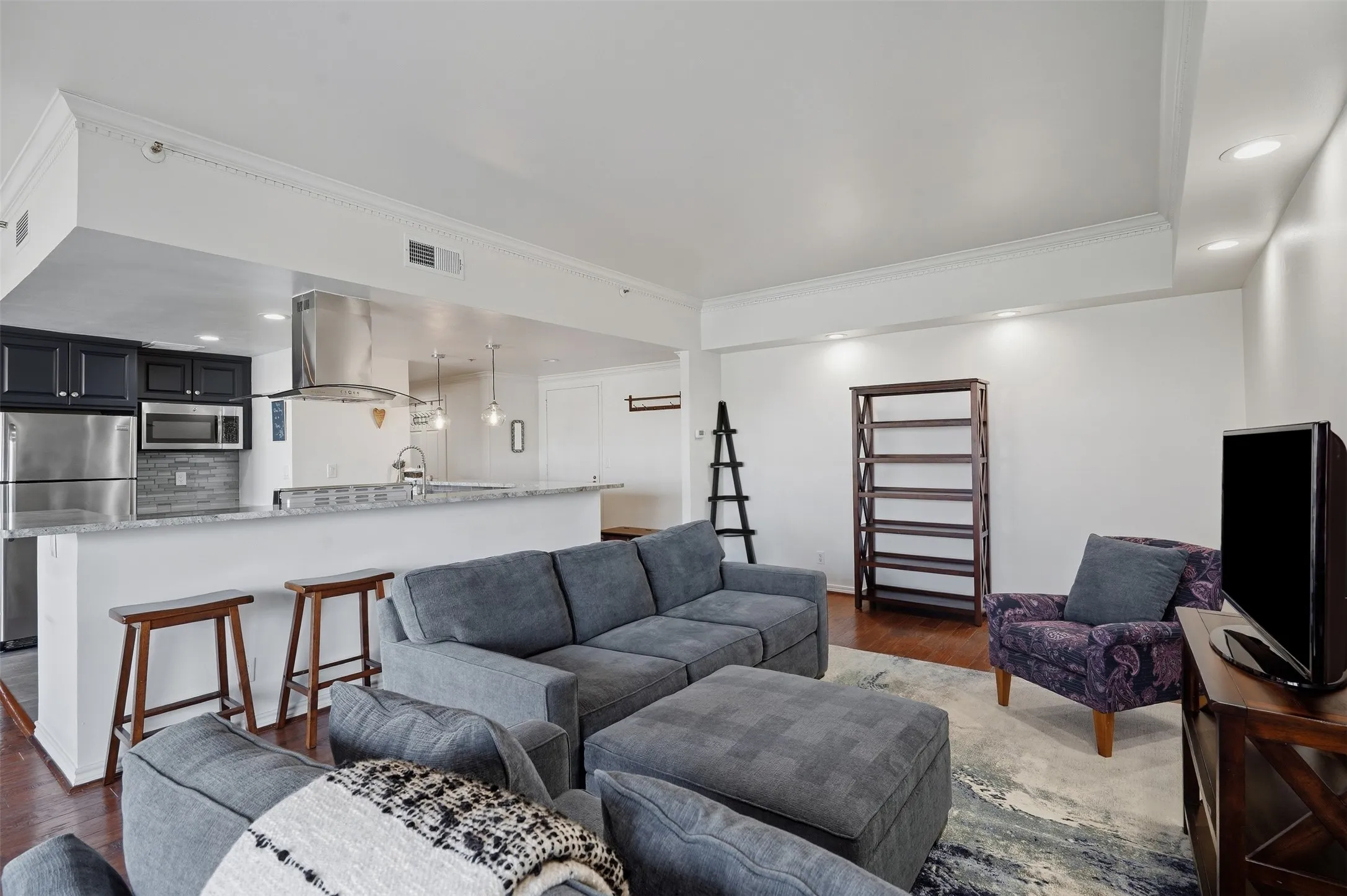 Condominium For Sale in Dallas County , 3030 Mckinney Avenue 404, Dallas, Texas 75204, 2 Bedroom, 2 Bathroom, 2 Garage spaces, 1,353 Sqft, built in 1981, mls#21390170, Real Estate Agent in Dallas, Homes For Sale in Dallas county, Homes For Sale in Dallas, Realtor in Dallas Texas, Real Estate Brokerage Independent Realty Texas, Luminita Cordes Realtor