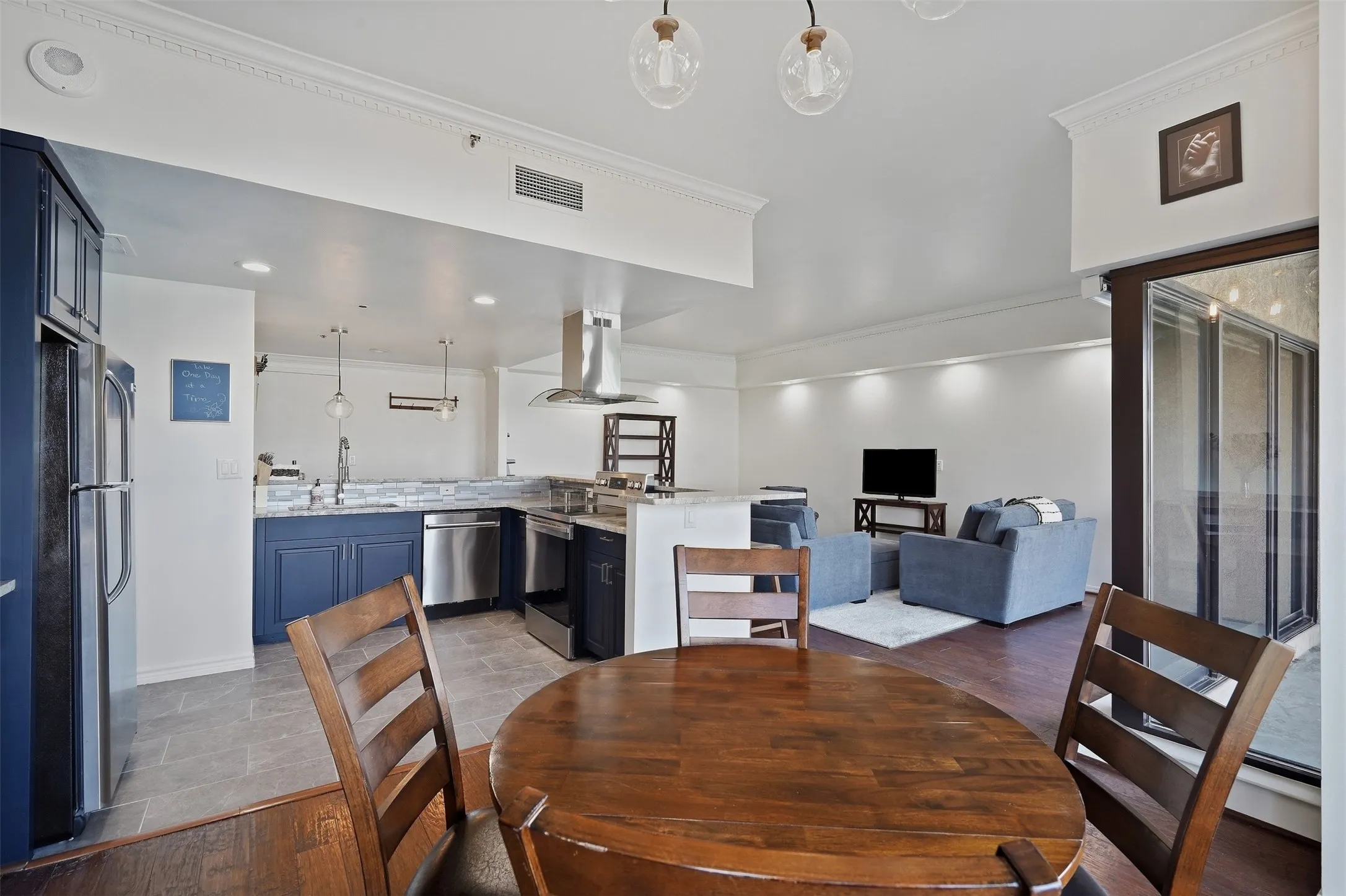 Condominium For Sale in Dallas County , 3030 Mckinney Avenue 404, Dallas, Texas 75204, 2 Bedroom, 2 Bathroom, 2 Garage spaces, 1,353 Sqft, built in 1981, mls#21390170, Real Estate Agent in Dallas, Homes For Sale in Dallas county, Homes For Sale in Dallas, Realtor in Dallas Texas, Real Estate Brokerage Independent Realty Texas, Luminita Cordes Realtor