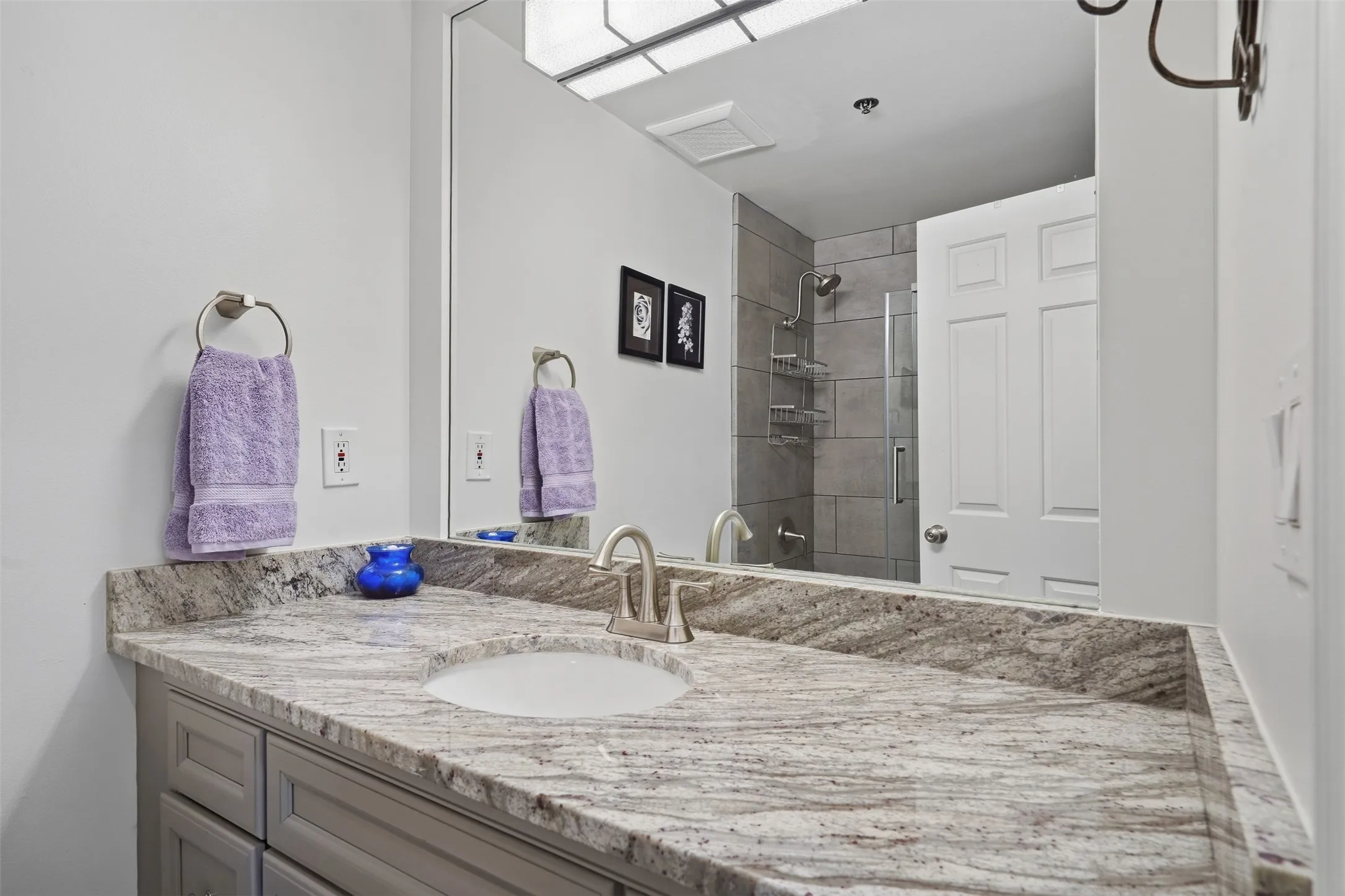 Condominium For Sale in Dallas County , 3030 Mckinney Avenue 404, Dallas, Texas 75204, 2 Bedroom, 2 Bathroom, 2 Garage spaces, 1,353 Sqft, built in 1981, mls#21390170, Real Estate Agent in Dallas, Homes For Sale in Dallas county, Homes For Sale in Dallas, Realtor in Dallas Texas, Real Estate Brokerage Independent Realty Texas, Luminita Cordes Realtor