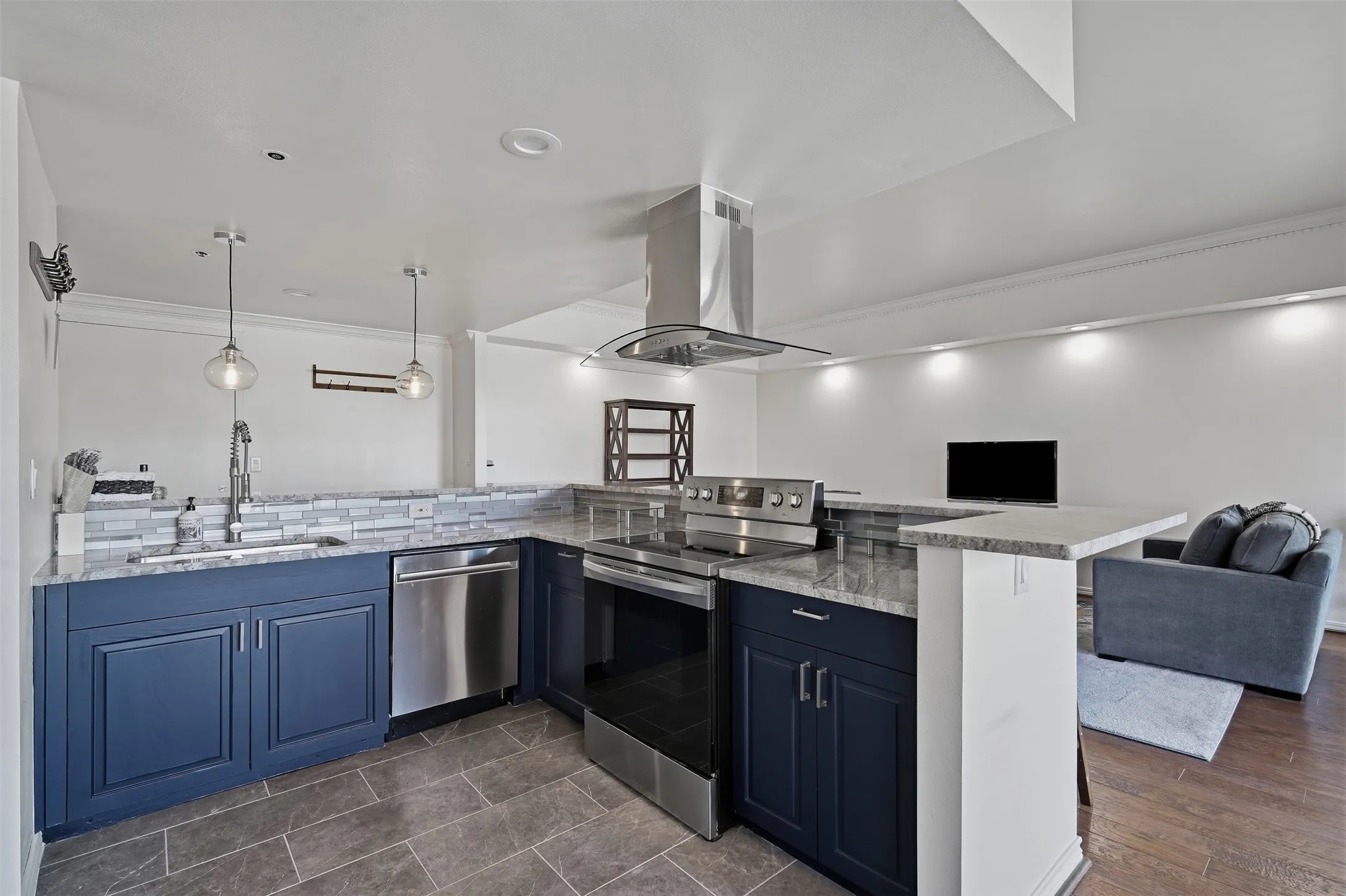 Condominium For Sale in Dallas County , 3030 Mckinney Avenue 404, Dallas, Texas 75204, 2 Bedroom, 2 Bathroom, 2 Garage spaces, 1,353 Sqft, built in 1981, mls#21390170, Real Estate Agent in Dallas, Homes For Sale in Dallas county, Homes For Sale in Dallas, Realtor in Dallas Texas, Real Estate Brokerage Independent Realty Texas, Luminita Cordes Realtor
